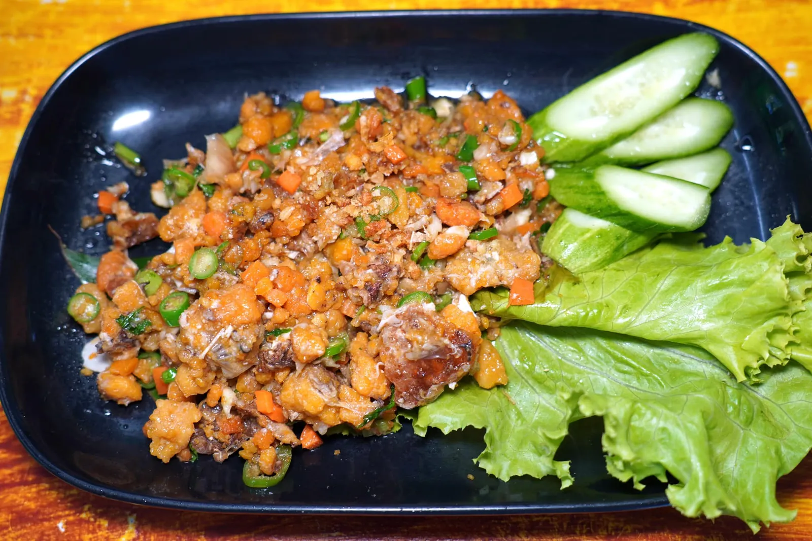 ไข่ปูคั่วพริกเกลือ (150)สำหรับจานแรกที่ทางร้านนำมาเสิร์ฟเป็นไข่ปูคั่วกับพริกเกลือ จุดเด่นของจานนี้คือไข่ฟูที่ใส่มาแบบล้นจานมีความมันและกรึบ ส่วนรสชาติของพริกเกลือจัดจ้านพอประมาณ (13/20)