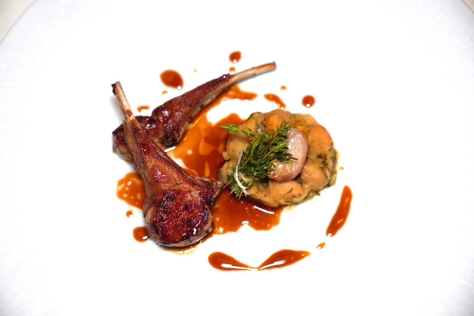 Milk-fed Lamb Cutletsthyme and tangy chickpeasซี่โครงลูกแกะย่างราดด้วยซอสรสชาติเข้มข้น ข้าง ๆ กันคือช่อ Bouquet of Herb เชฟเสิร์ฟมาคู่กันกับถั่วลูกไก่ที่มีอโรมาหอม ๆ ของใบ Thyme และกระเทียมที่กงฟีจนนุ่ม (15/20)