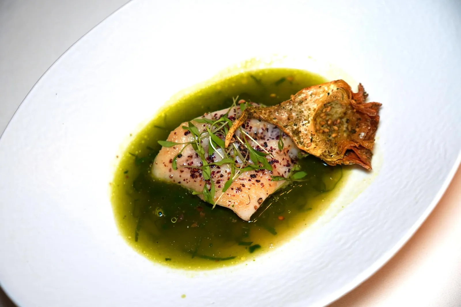 John Dory and Artichokecoriander brothปลา John Dory เสิร์ฟมากับอาร์ติโชคกรอบ ๆ ส่วนรอบ ๆ คือซอสสีเขียวที่มีความฉุนของผักชี ถึงแม้ตัวปลาจะเตรียมออกมาได้ดีแต่ซอสกลับมีความฉุนโดดที่ไม่กลมกลืนไปกับองค์ประกอบอื่น ๆ ได้ดีนัก (15/20)