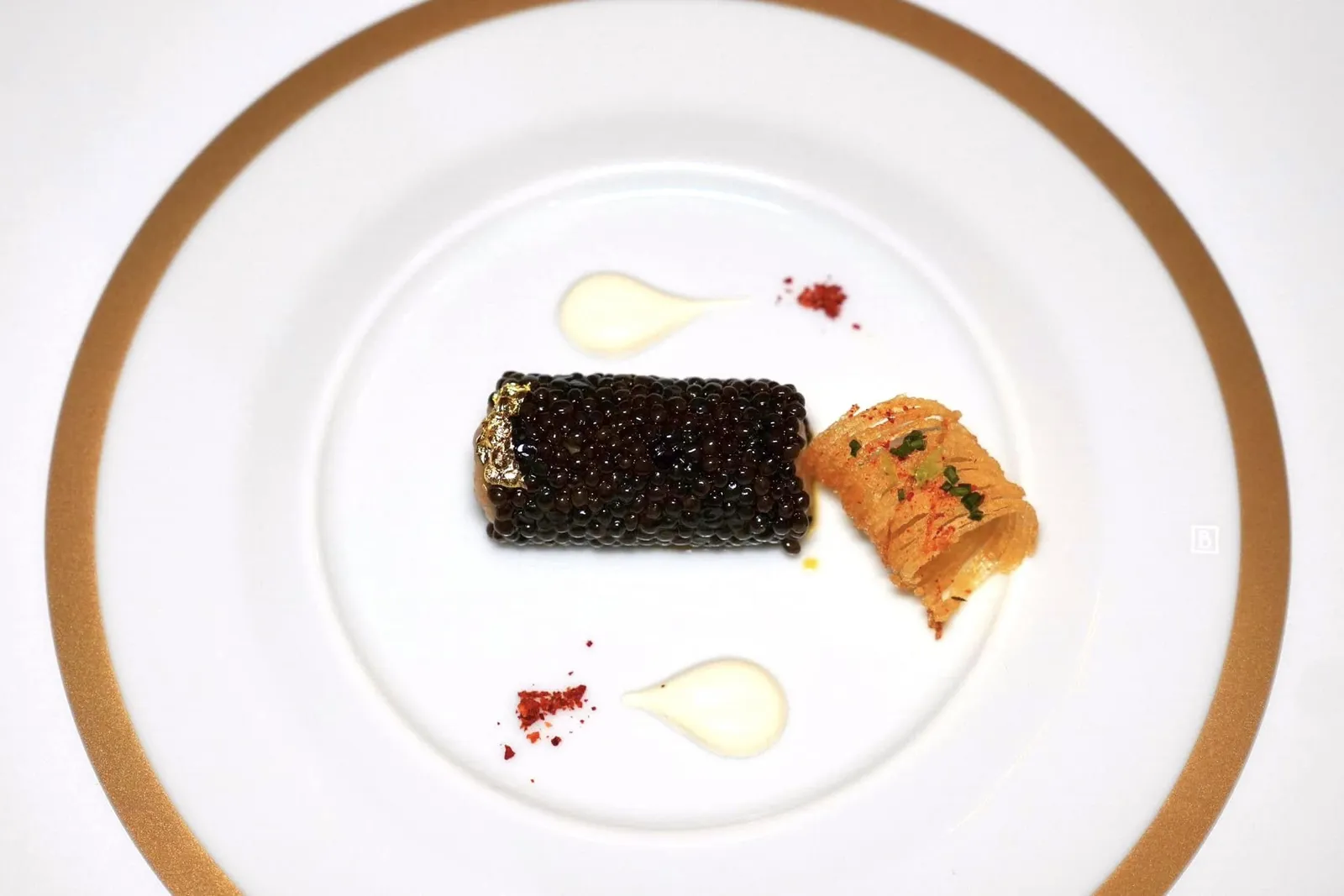 Sea-Bream Tartarecaviar cannelloniสุดยอดเมนูที่ดีที่สุดในค่ำคืนนี้ต้องยกให้กับ Tartare ปลา Sea-Bream เนื้อสัมผัสเนียนละมุน รอบ ๆ ห่อด้วย Sologne Caviar จำนวนมากจนเชฟเปรียบให้เป็น Cannelloni นั่นเอง (17/20)