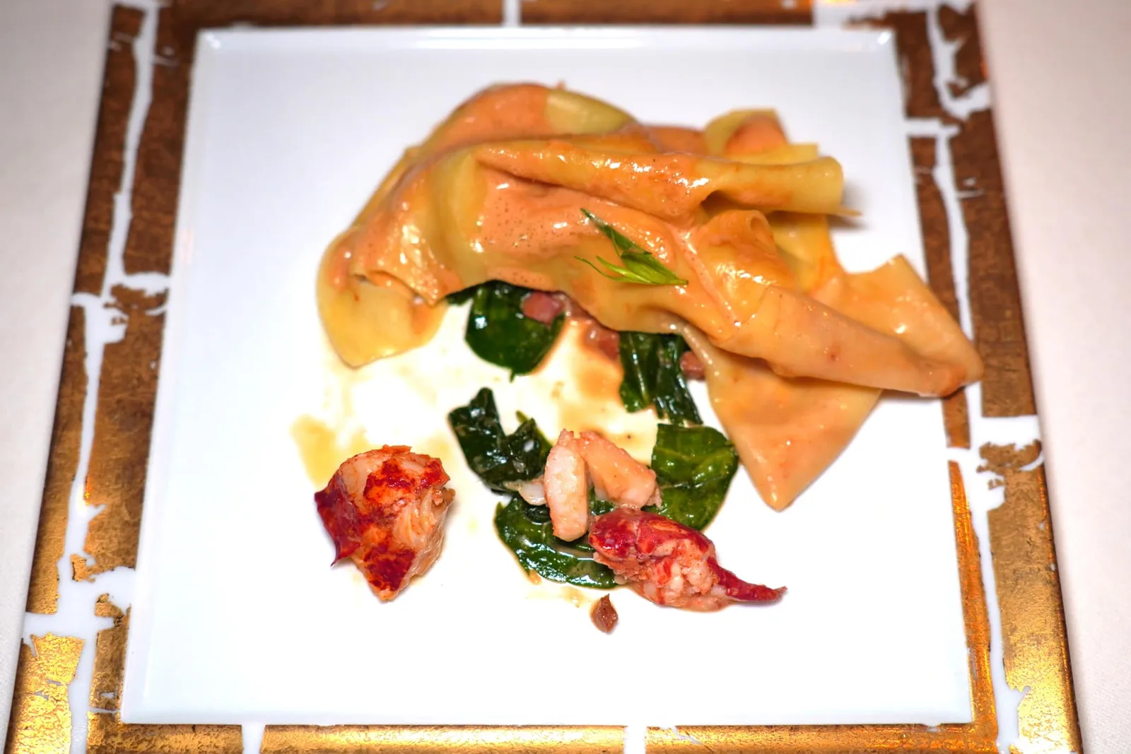 Lobster Lasagnatarragon, spinach and spianataกุ้งบลูล็อบสเตอร์เสิร์ฟมากับแผ่นลาซาญญ่าบางพอเหมาะ เชฟเสิร์ฟ Homardine Sauce หรือซอสจากเปลือกและหัวกุ้งที่ใส่รสชาติของบรั่นดีลงไปแต่จะมีความเข้มข้นไม่มากเท่ากับ Bisque ในจานยังมีอโรมาหอม ๆ ของทาร์รากอน ด้านล่างมีผักปวยเล้งและผัก Spianata เชื่อมเนื้อสัมผัสของแผ่นแป้งกับเนื้อกุ้งเข้าด้วยกัน (17/20)
