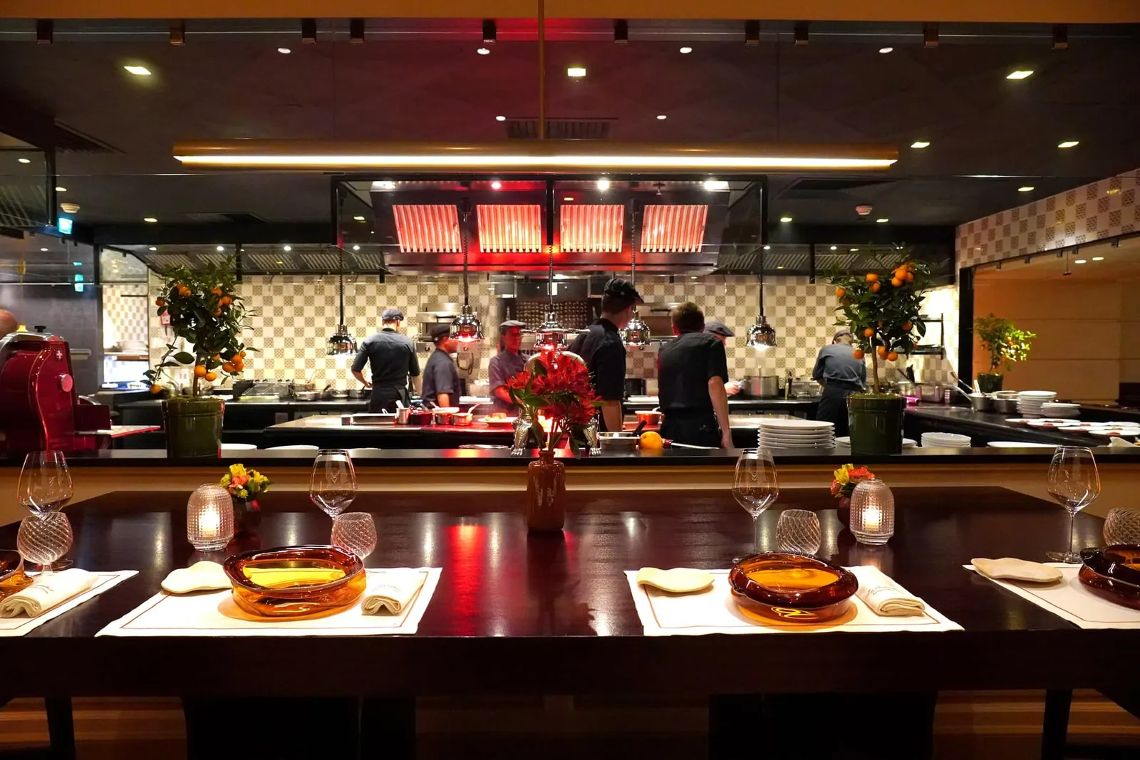 ภายในห้องรับประทานอาหารหลักโดดเด่นด้วยครัวเปิดพร้อมที่นั่งแบบ Chef's Table สำหรับผู้ที่ต้องการประสบการณ์ที่แปลกใหม่