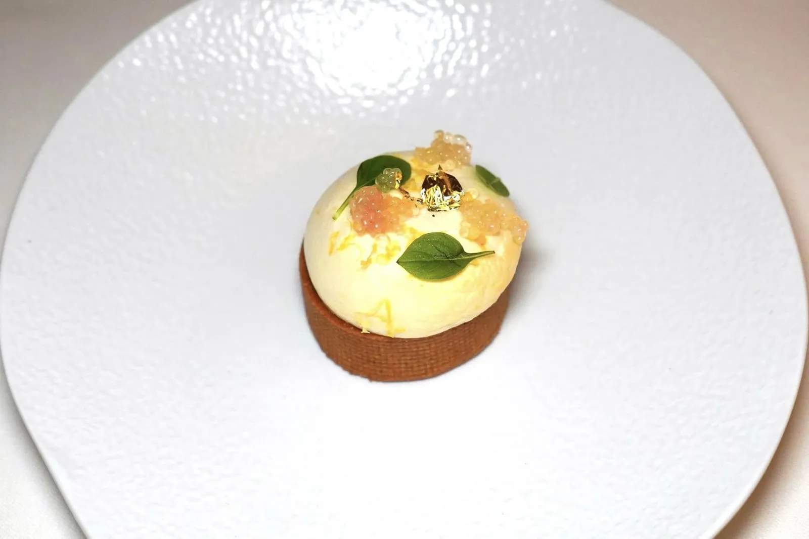 Lemon Tartbasil sorbetทาร์ตเลมอนที่มีอโรมาหอม ๆ ของทาร์รากอน เชฟเสิร์ฟมากับซอร์เบท์ใบเบซิลให้ความฉุนเฉพาะตัวและเรียกความสดชื่นได้ดี ด้านบนท็อปด้วยเมอแรงก์โฟม ผิวเลมอน ใบเบซิล และเลมอนคาเวียร์ (15/20)