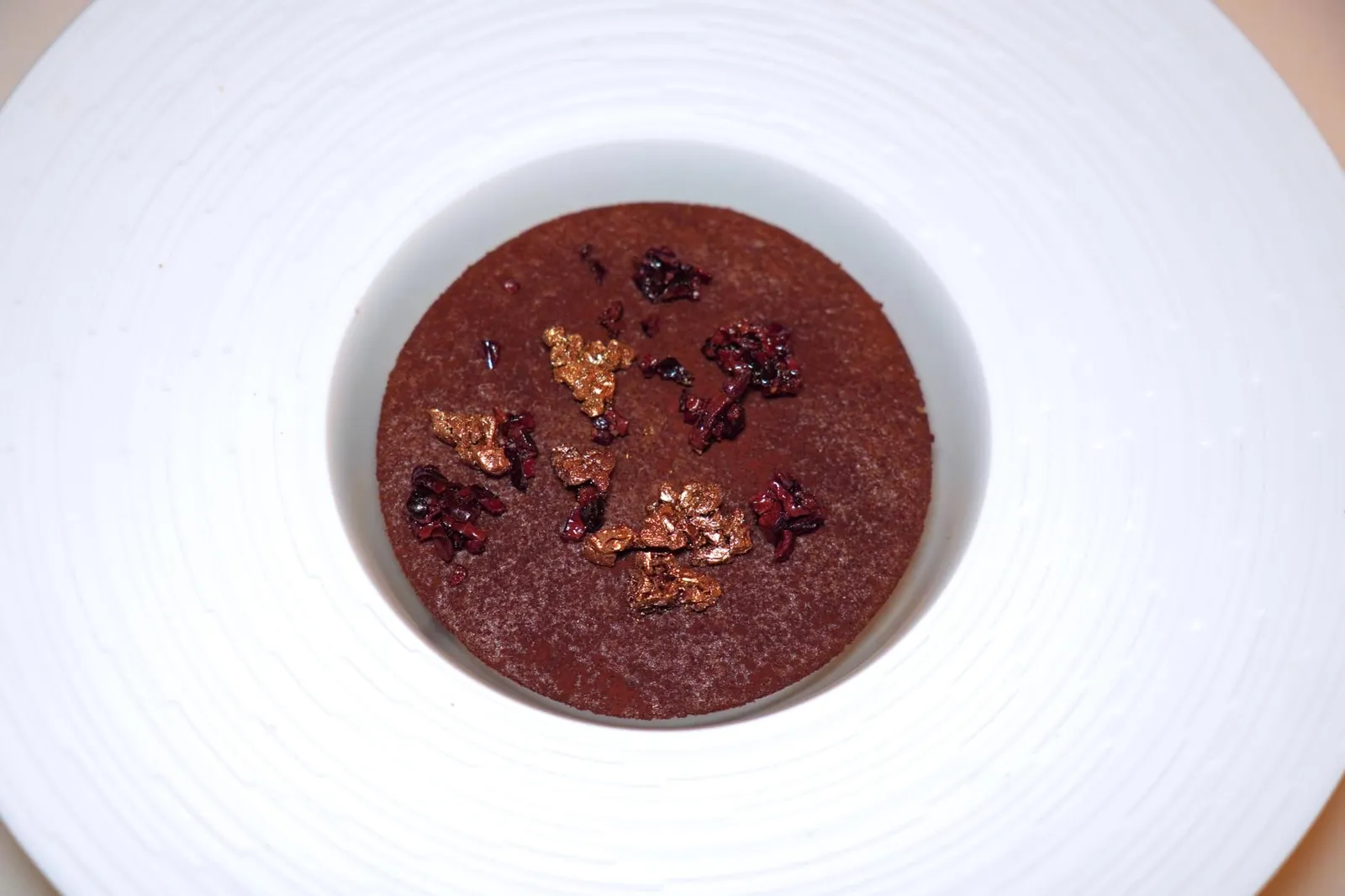 Smoked Chocolatecrunchy « gavotte »ช็อกโกแลตรมควันเสิร์ฟมาเป็นพานาคอตต้า นอกจากนี้ยังมีครัมเบิ้ลและแผ่น Gavotte กรอบ ๆ อีกด้วย (17/20)