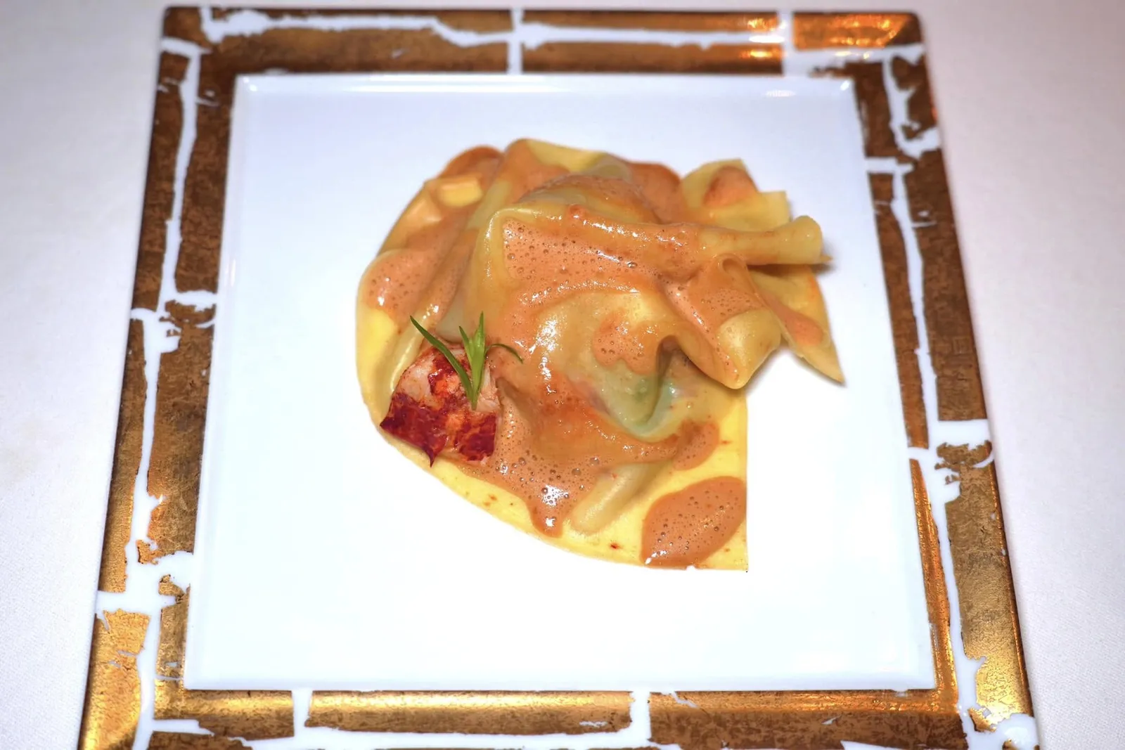 Lobster Lasagnatarragon, spinach and spianataกุ้งบลูล็อบสเตอร์เสิร์ฟมากับแผ่นลาซาญญ่าบางพอเหมาะ เชฟเสิร์ฟ Homardine Sauce หรือซอสจากเปลือกและหัวกุ้งที่ใส่รสชาติของบรั่นดีลงไปแต่จะมีความเข้มข้นไม่มากเท่ากับ Bisque ในจานยังมีอโรมาหอม ๆ ของทาร์รากอน ด้านล่างมีผักปวยเล้งและผัก Spianata เชื่อมเนื้อสัมผัสของแผ่นแป้งกับเนื้อกุ้งเข้าด้วยกัน (17/20)