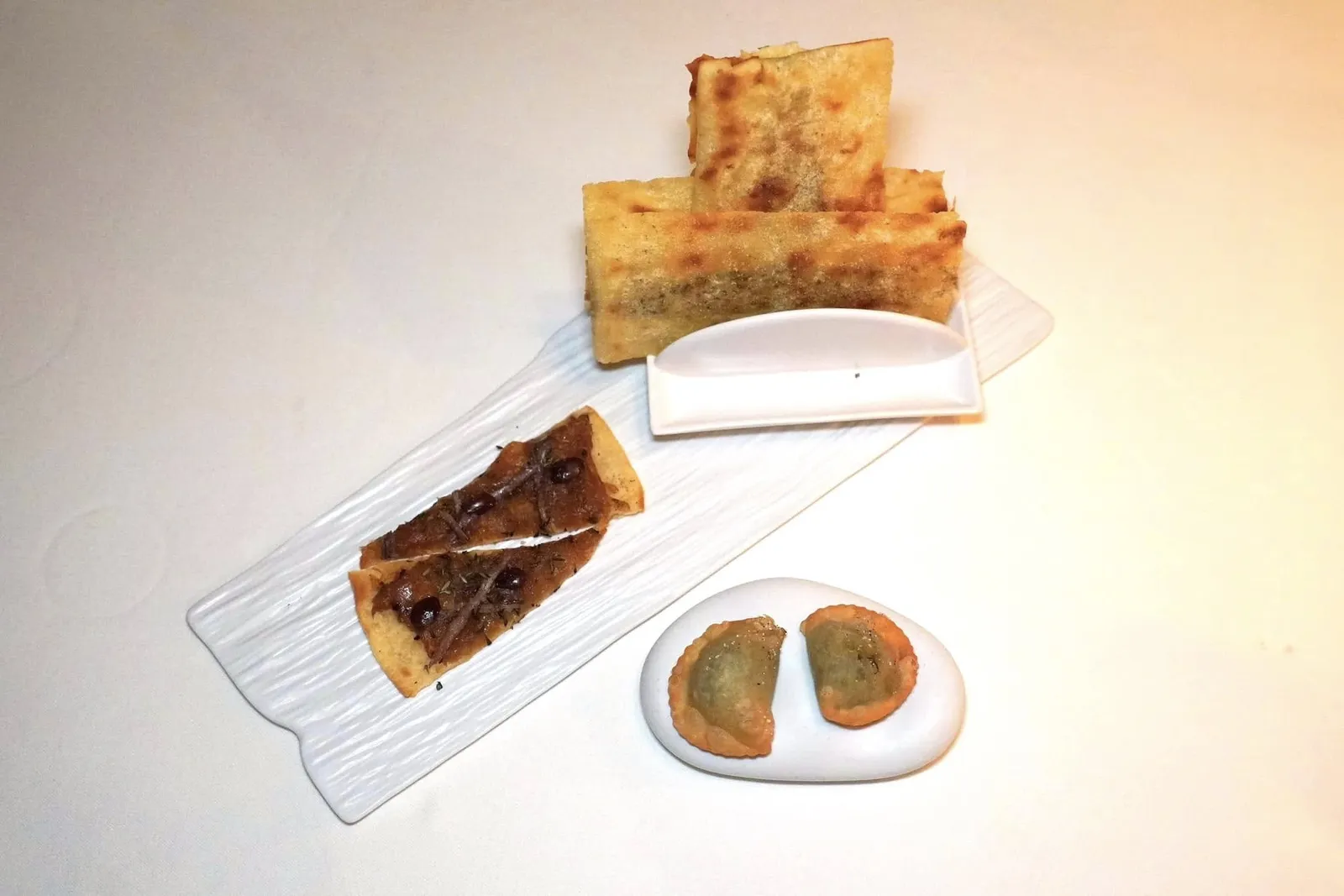 Amuse-boucheเริ่มต้นมื้อด้วย Barbajuans เป็นราวิโอลีกรอบ ๆ สอดไส้ผัก Swiss Chard ท้องถิ่นของโมนาโก ถัดมาคือ Pissaladière หรือพิซซ่าท้องถิ่นของฝรั่งเศสใต้ประกอบไปด้วยแองโชวี่ หัวหอม มะกอกดำ จากนั้นจบด้วยแผ่น Crispy Bread ที่มีความหอมของมะกอกและโรสแมรี่ (16/20)