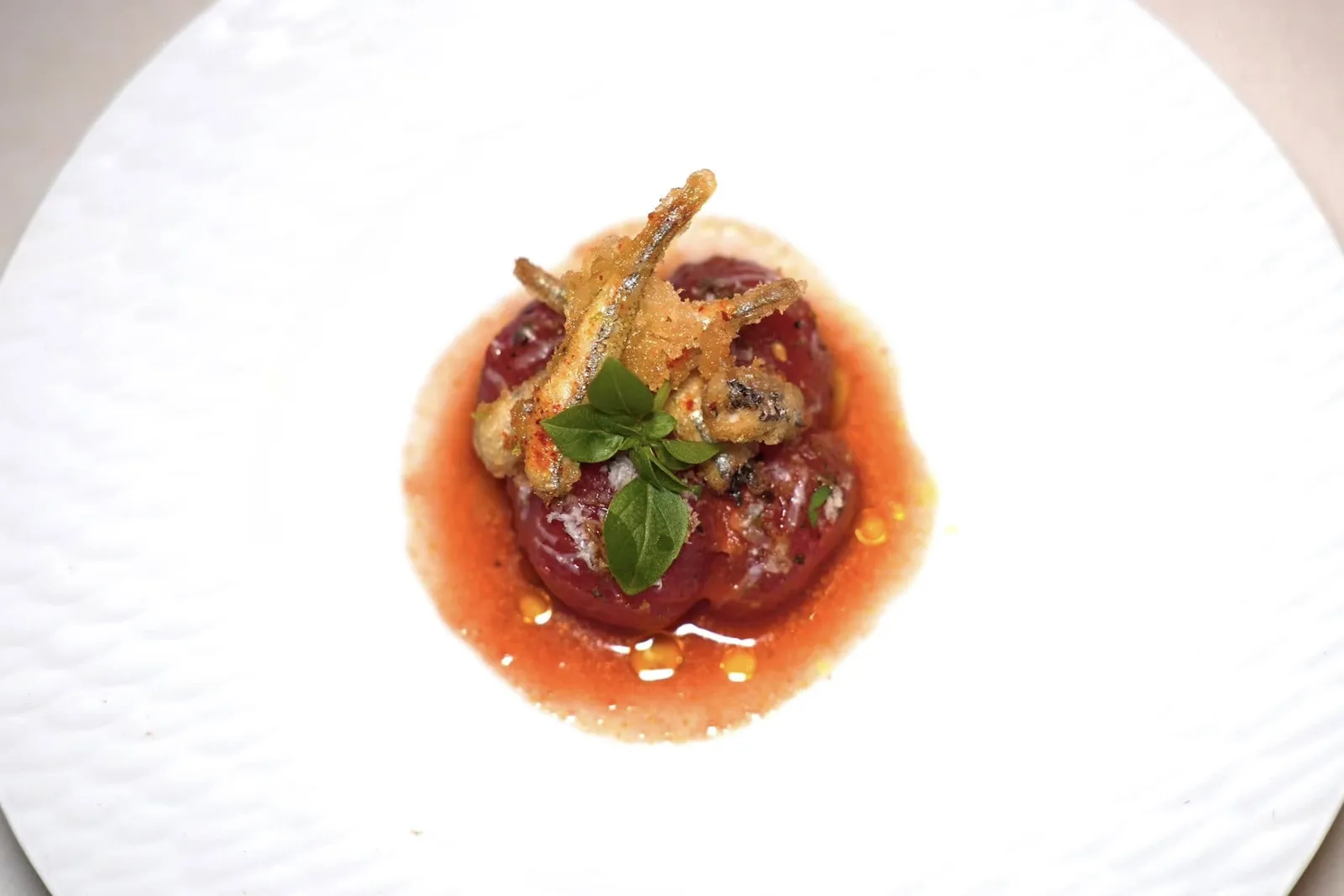 Amuse-boucheมะเขือเทศเชอร์รี่ที่มีความฉ่ำ เปรี้ยว และอุมามิ รอบ ๆ คือ Gazpacho มะเขือเทศเย็น ๆ ส่วนด้านบนท็อปด้วยปลา Whitebait ทอดกรอบอุ่น ๆ และชีส Pecorino (16/20)