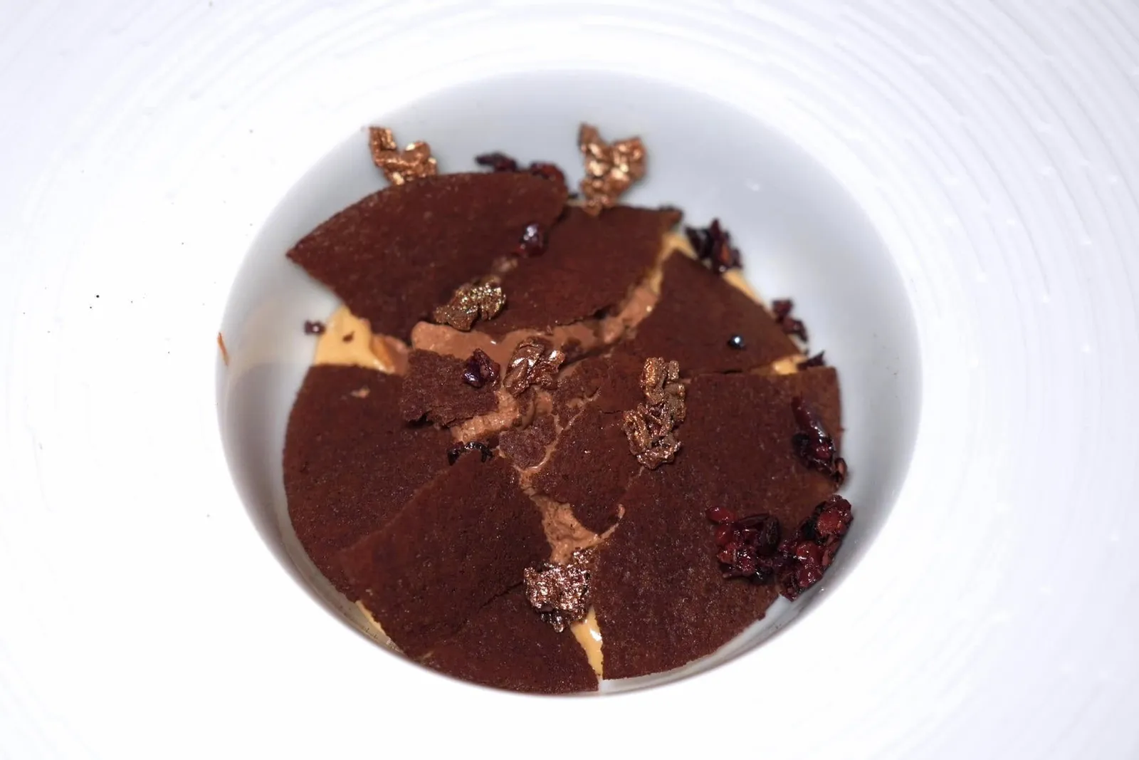 Smoked Chocolatecrunchy « gavotte »ช็อกโกแลตรมควันเสิร์ฟมาเป็นพานาคอตต้า นอกจากนี้ยังมีครัมเบิ้ลและแผ่น Gavotte กรอบ ๆ อีกด้วย (17/20)