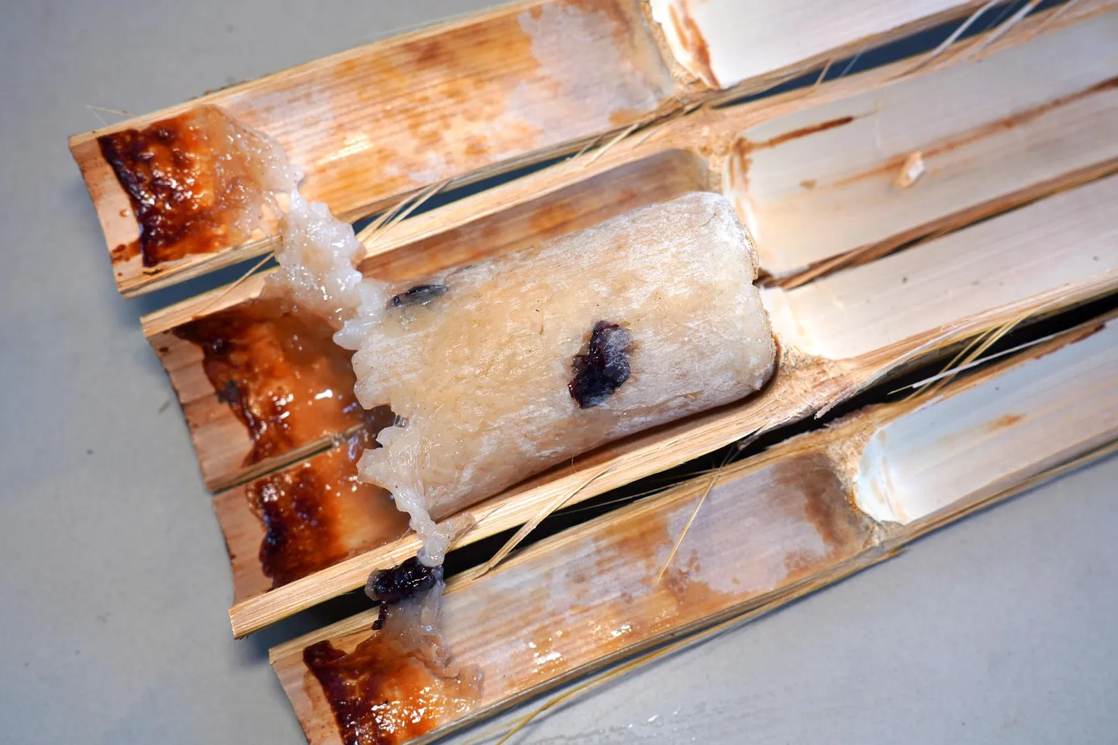 ข้าวหลาม (100 บาท, 3-4 กระบอก)ข้ามหลามปกติไม่ใส่เครื่องจะใส่มาในกระบอกเล็ก ทางร้านมีให้เลือกทั้งข้าวเหนียวดำและขาว เนื้อสัมผัสมีความครีมมี่กำลังดี รสชาติหวานพอเหมาะ (14/20)