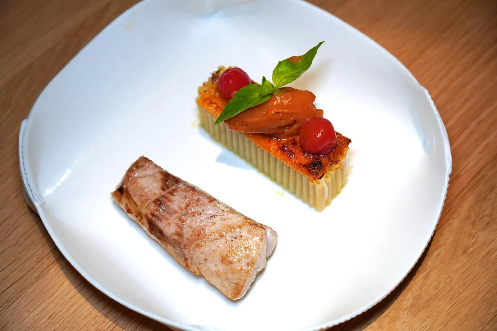 Sériole de Méditerranée, une barquette de bucatini en minestrone aux pommes d'amour et... « la soupe »ปลา Amberjack ทางจากทะเลเมดิเตอร์เรเนียนเสิร์ฟมากับ Bucatini Cage ซึ่งเป็นพาสต้าที่มีรูกลวงตรงกลาง ด้านบนท็อปด้วยมะเขือเทศ Tomberry ให้รสชาติอุมามิและความฉ่ำและซอร์เบท์ที่เตรียมมาจากมะเขือเทศที่ผ่านการอบในเตา Josper โดยพนักงานจะแนะนำให้รับประทานซอร์เบท์ก่อนใครเพื่อน (19/20)