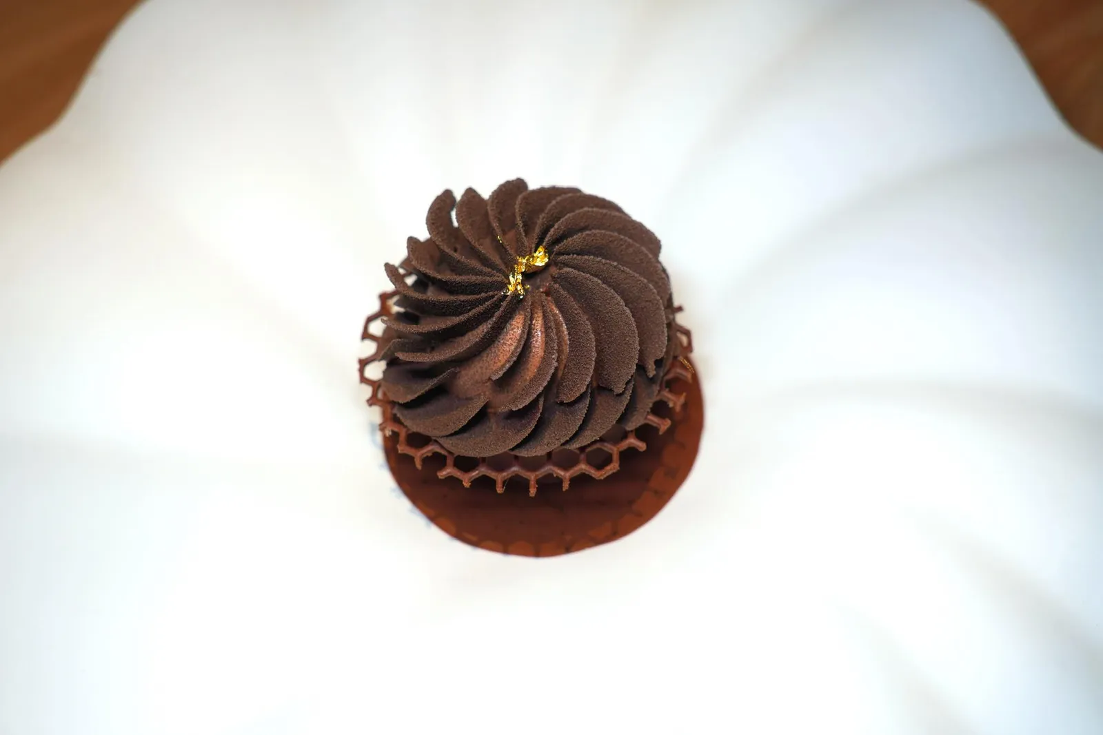 Marquise au chocolat, maracaibo, croquante et moelleuse au praliné amande et maracuja acidulé, sauce passionnémentChocolate Marquise จากประเทศเวเนซูเอลา ด้านในคือไอศกรีมเสาวรสจับคู่มากับพราลีนถั่วอัลมอนด์ จากนั้นพนักงานจะเทราดซอสเสาวรสลงไปเติมรสชาติเปรี้ยวไปบาลานซ์กับความขมของช็อกโกแลตได้อย่างลงตัว (18/20)