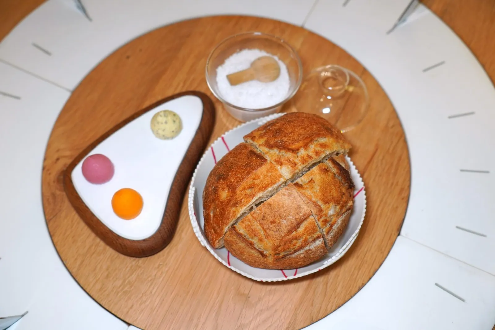 PainPlain และ Multigrain Bread จาก Henri Poch เจ้าของร้าน Boulangerie Le Couvent ซึ่งตัวเขานั้นเป็นคนทำขนมปังผู้ได้รับรางวัล Meilleur Ouvrier de France ในปี 2000 ตัวร้านตั้งอยู่ในหมู่บ้าน Ille-sur-Têt และจัดส่งขนมปังมาให้กับร้าน Auberge du Vieux Puits สำหรับขนมปังจะเสิร์ฟมาคู่กันกับเนย 3 ชนิดคือ Beetroot Butter, Oyster Water and Seaweed Butter, Red Pepper Butter และเกลือนั่นเอง