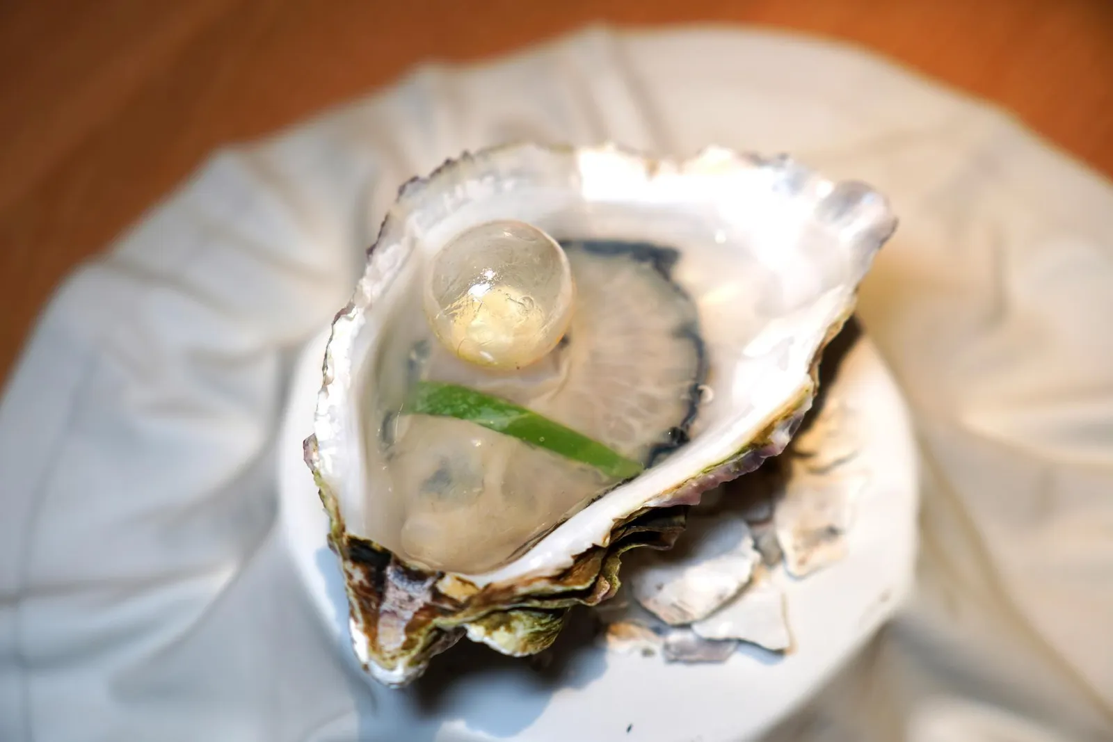 Amuse-boucheถัดมาคือหอยนางรมจาก Maison Tarbouriech ที่ผ่านการ Poached เบา ๆ ก่อนจะเสิร์ฟมาคู่กันกับเจลลี่ที่เตรียมมาจากน้ำทะเลให้รสชาติเบา ๆ ด้านล่างรองด้วย Smoked Oyster Tartare สับมาเป็นชิ้น ๆ แอบซ่อนอยู่ ก่อนรับประทานพนักงานจะแนะนำให้ใช้ค้อนเล็ก ๆ กระเทาะเปลือกไข่มุกจำลองของ Blown Sugar ด้านบนให้แตกออกเพื่อสัมผัสอโรมาหอม ๆ ของ Beechwood ที่เชฟใส่เอาไว้ด้านใน (18/20)