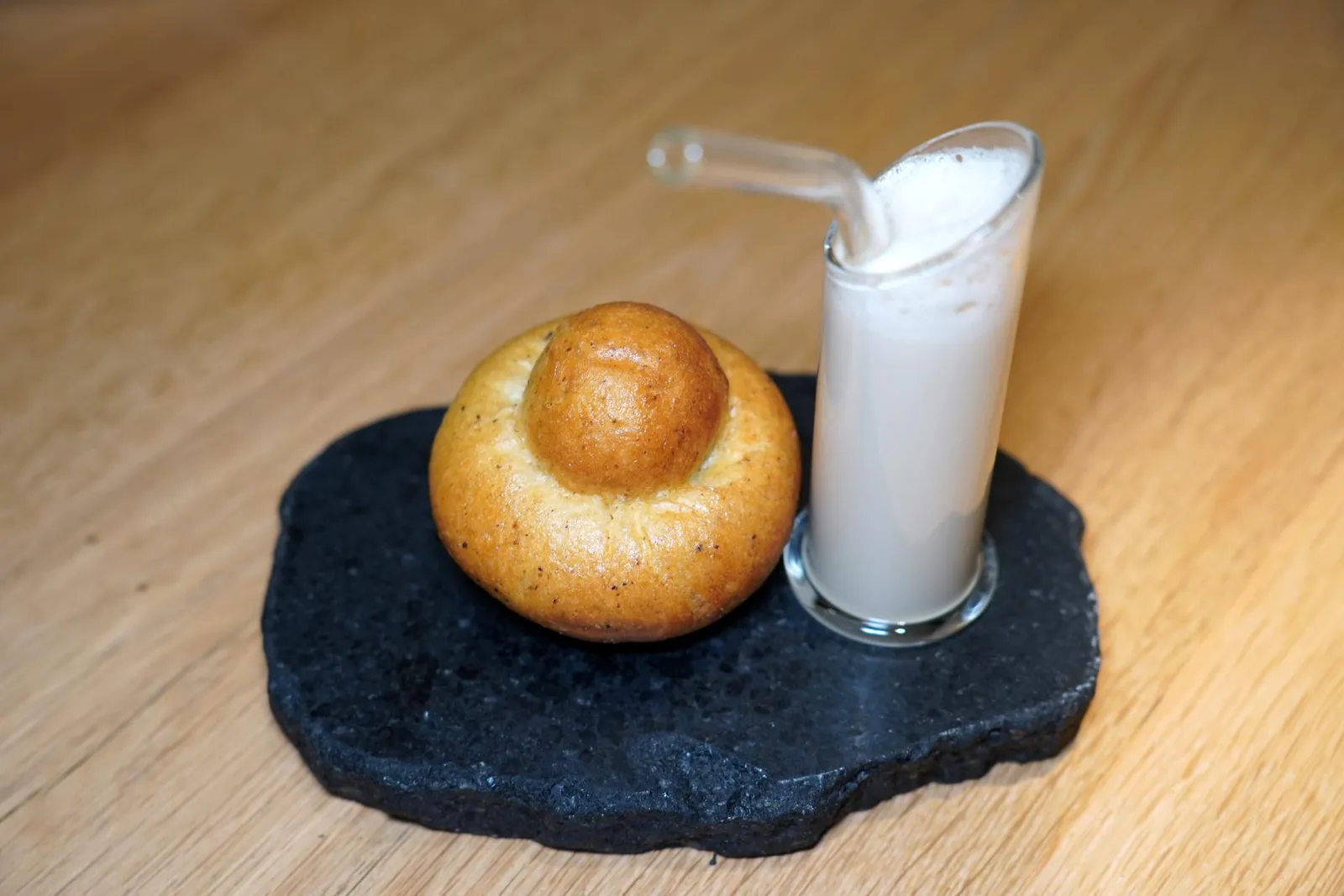 L'œuf poule Carrus « pourri » de truffe melanosporum sur une purée de champignons, briochine tiède et cappuccino à boireข้าง ๆ กันยังมีขนมปัง Brioche อุ่น ๆ มีเนื้อสัมผัสฟูกรอบสำหรับใช้ปาดซอส นอกจากนี้ยังมี Capuccino เห็ดสำหรับดื่มสลับกันไปกับ Rotten Egg อีกด้วย (20/20)
