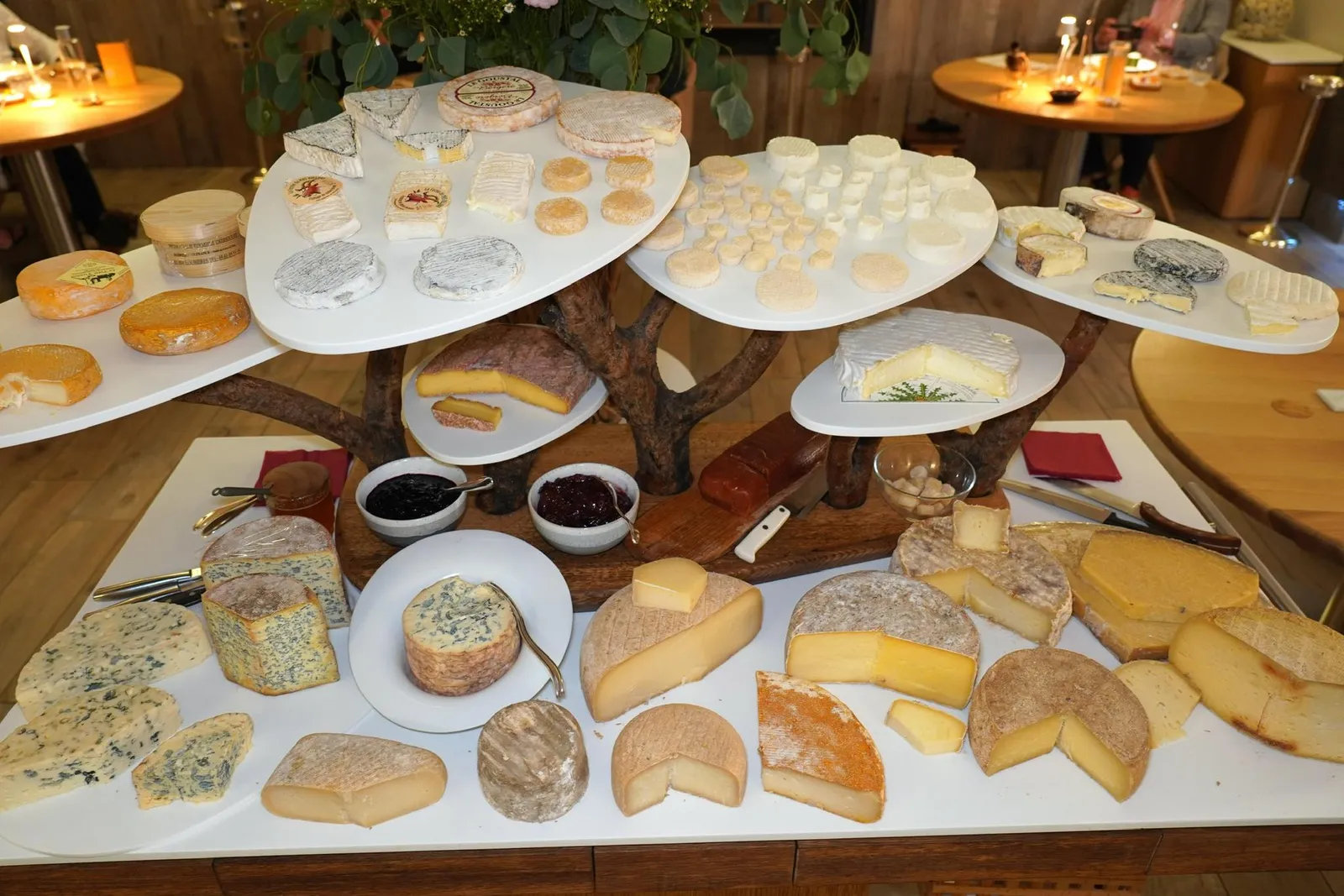 Chariot de fromages, affinés des Corbières surtout...mais aussi d'ailleursต่อมาคือชีสหลากหลายชนิดเสิร์ฟมาให้สำหรับผู้ที่ชื่นชอบชีสเป็นชีวิตจิตใจ