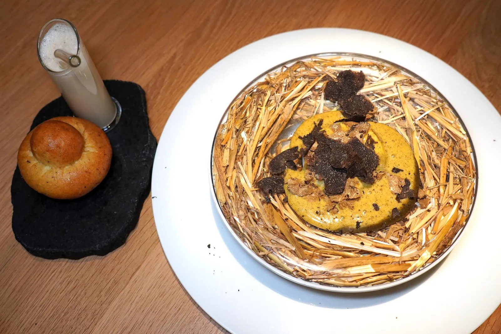 L'œuf poule Carrus « pourri » de truffe melanosporum sur une purée de champignons, briochine tiède et cappuccino à boireหลังจากนั้นพนักงานจะเทราด Sabayon ที่มีอโรมาของ Black Winter Truffle Melanosporum ลงไปทั่วจาน (20/20)