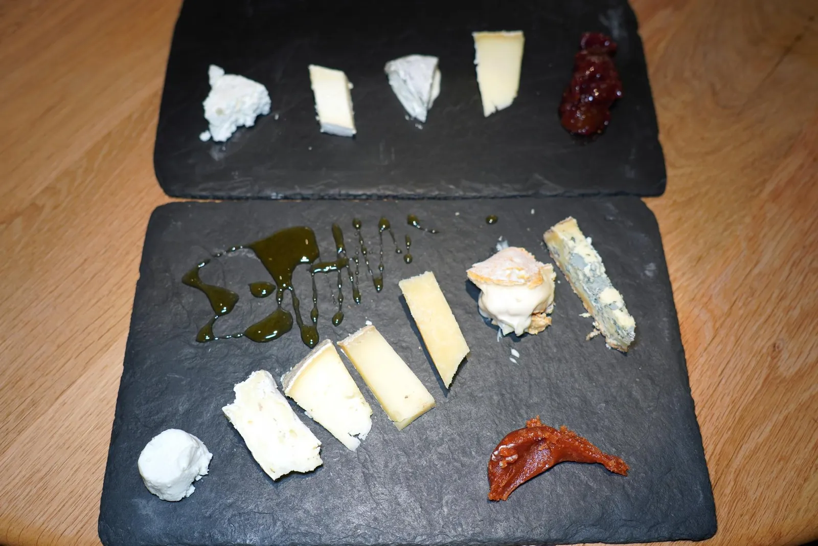 Chariot de fromages, affinés des Corbières surtout...mais aussi d'ailleursพนักงานจะจัดวางลงจานให้พร้อมชิม