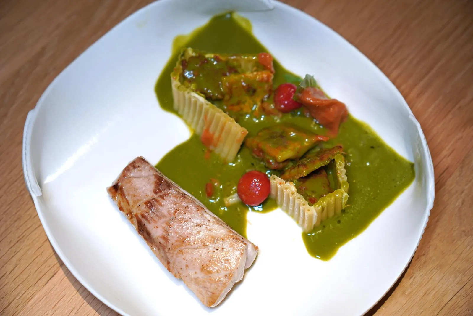 Sériole de Méditerranée, une barquette de bucatini en minestrone aux pommes d'amour et... « la soupe »หลังจากนั้นพนักงานจะแนะนำให้แหวก Bucatini Cage ออกเผยให้เห็นผักด้านในก่อนที่จะเทราด Pistou Sauce ที่ประกอบขึ้นจากมะเขือเทศ เมล็ดสน และใบเบซิลสร้างอโรมาที่หอมโดดเด่น (19/20)