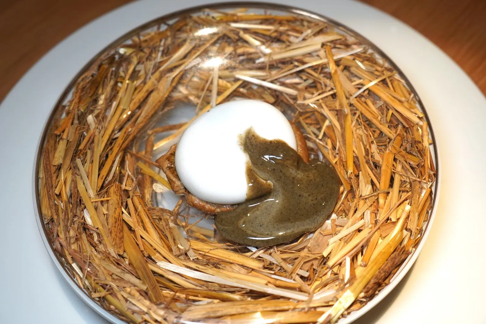L'œuf poule Carrus « pourri » de truffe melanosporum sur une purée de champignons, briochine tiède et cappuccino à boireจากนั้นพนักงานจะแนะนำให้ใช่เครื่องเทเบิ้ลแวร์อย่าง Spork หั่นไข่ให้แตกออกเผยให้เห็น Purée ของเห็ดทรัฟเฟิลสายพันธุ์ที่ดีที่สุดในโลกอย่าง Tuber melanosporum ไหลเยิ้มออกมา ส่วนองค์ประกอบด้านล่างของไข่คือ Purée เห็ดให้เนื้อสัมผัสเนียนละมุน (20/20)