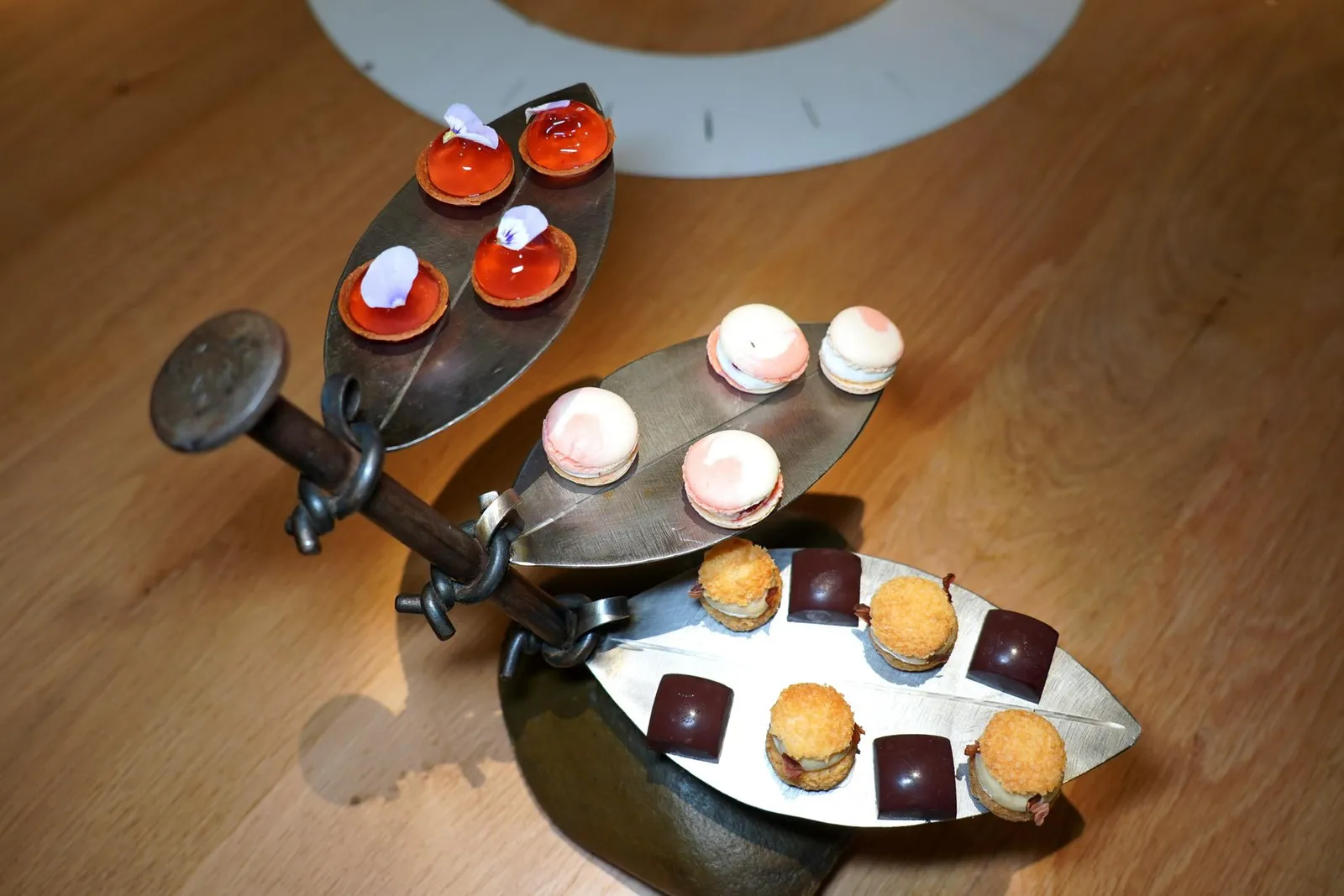 Les mignardises du Vieux Puitsปิดท้ายด้วยขนมจิ๋วคือ Tartelette with Verbena Jelly and Thyme, Raspberry and Vanilla Macaron, Hazelnut Praline และ Black Chocolate with Caramel
