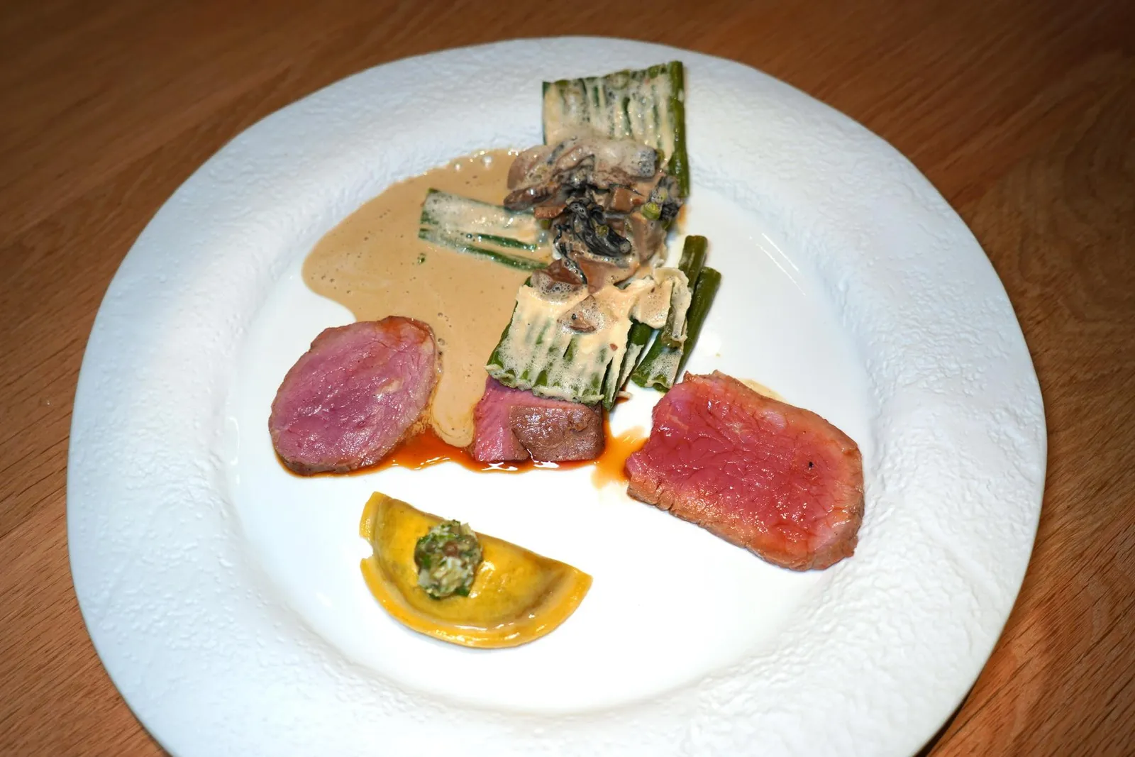 Pièce de veau de Christine Castello cuite « Josper », fagot de haricot vert, blanquette de champignons, raviole potagère, jus de déglaçage à la nepitaอีกฝั่งหนึ่งคือ Raviole หรือพาสต้าทรงเกี๊ยวสอดไส้ผักนานาชนิด ด้านบนท็อปด้วยองค์ประกอบของ Gribiche ซึ่งมีองค์ประกอบหลักเป็นเคเปอร์และไข่นั่นเอง สุดท้ายคือซอส Jus รสชาติเข้มข้นที่มีอโรมาของ Nepita ซึ่งเป็นสมุนไพรจากอเมริกาใต้เติมเต็มรสชาติของจานได้อย่างสมบูรณ์แบบ (17/20)