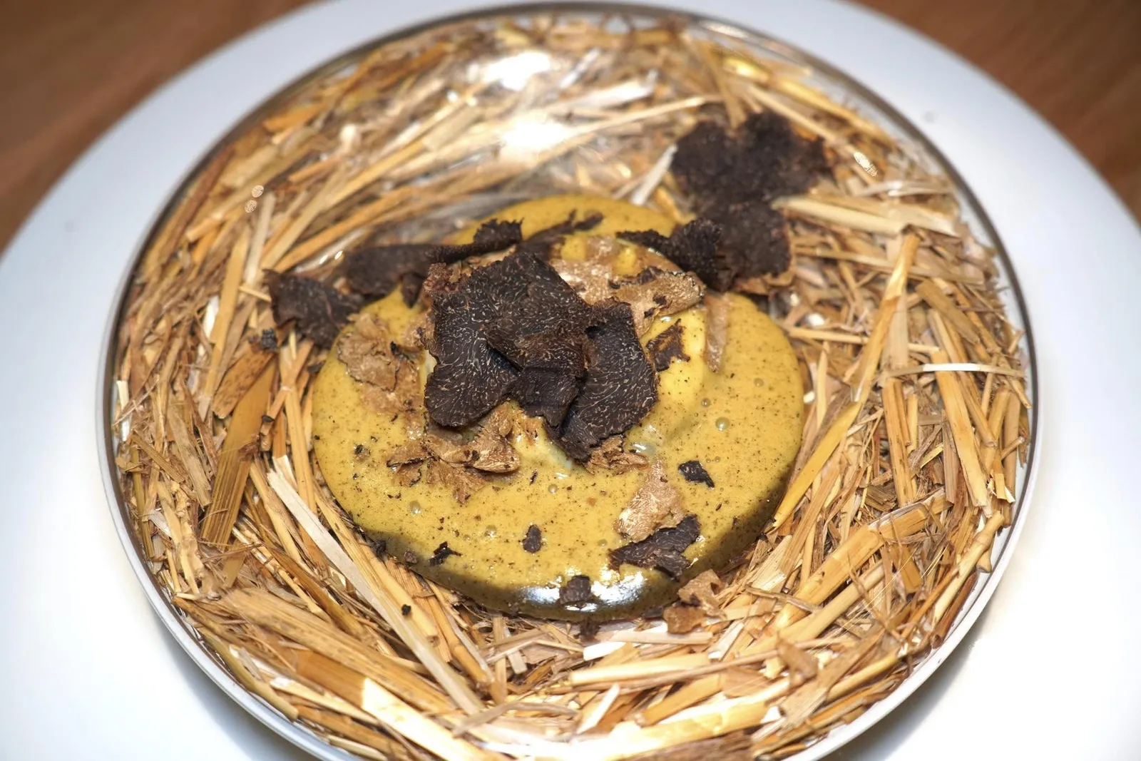 L'œuf poule Carrus « pourri » de truffe melanosporum sur une purée de champignons, briochine tiède et cappuccino à boireด้านบนพนักงานจะขูด Truffle ท็อปลงไป 2 ชนิดคือ Tasmanian Black Winter Truffle (Tuber melanosporum) และ Italian Burgundy Truffle (Tuber aestivum) สำหรับตัว Sabayon ให้เนื้อสัมผัสที่ครีมมี่แต่ยังไว้ซึ่งความหนืดเบา ๆ ผสมเข้ากันกับความหอมและละมุนของ Tuber melanosporum Purée ได้อย่างไร้ที่ติ (20/20)