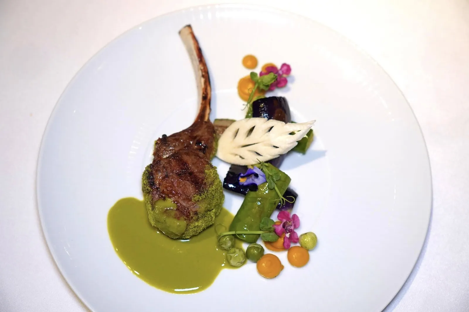 🥄 MAIN COURSEซี่โครงแกะออสเตรเลียย่างกับซอสแกงเขียวหวานGrilled Australain lamb chop with green curry sauce served with seasonal vegetablesซี่โครงแกะนำเข้าจากประเทศออสเตรเลียย่างจนสุก รอบ ๆ คือครัสต์กรอบ ๆ ยังมีมะเขือและมูสฟักทองยังมียอดมะพร้าว ช่วยเพิ่มความกรอบให้กับจาน จากนั้นพนักงานจะเทราดซอสแกงเขียวหวานลงไปอีกทีนึง (14/20)
