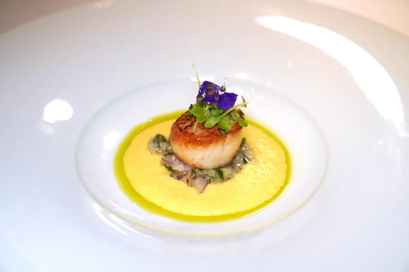 🥄 STARTERหอยเชลล์ย่างกับซัลซ่าปลาเค็มและครีมข้าวโพดSeared Hokkaido Scallop with Thai Salted Fish Salsa and Sweet Cream Corn Pureeหอยเชลล์โฮตาเตะจากประเทศญี่ปุ่นย่างจนสุกหวาน เชฟเสิร์ฟมาครีมเพียวเรข้าวโพดหวาน นอกจากนี้ยังมีกลิ่นหอมของซอสปลาเค็มไทยใส่มาอีกด้วย ส่วนอวค์ประกอบสีเขียวรอบ ๆ คือน้ำมันผักชีนั่นเอง (13/20)