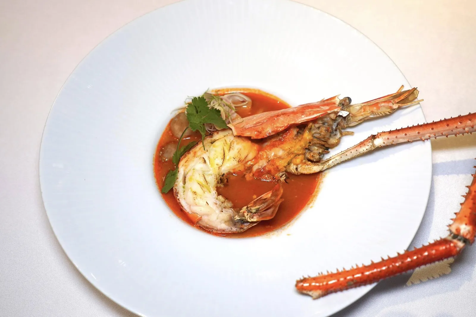 🥄 SOUPต้มยำกุ้งแม่น้ำSpicy Blue River Prawn Soup with Lemongrass and Assorted Mushroomทางร้านคัดเฉพาะกุ้งแม่น้ำไซซ์ใหญ่ย่างจนสุกพอดี นอกจากนี้ยังมีซุปที่เตรียมมาจากการเคี่ยวกุ้งแม่น้ำไซซ์เล็ก เชฟยังเสิร์ฟมากับเห็ดและหอมแดงซอยอีกด้วย (14/20)