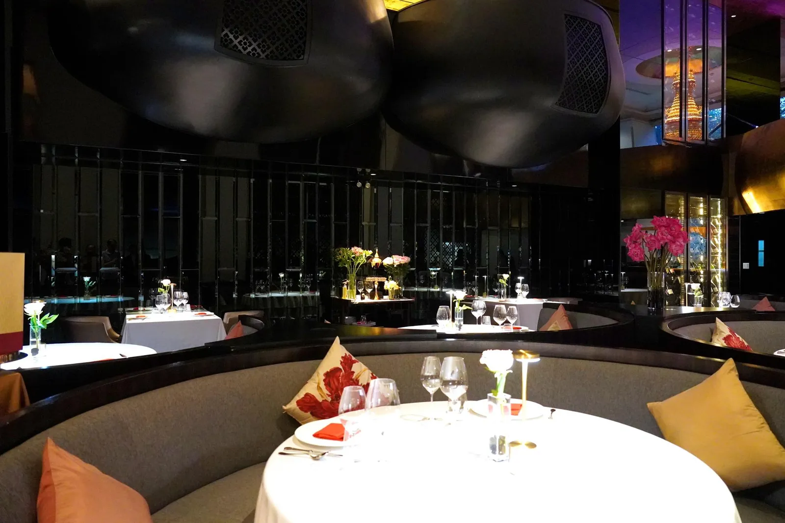 นอกจากรายการอาหารแบบ À La Carte แล้วลูกค้ายังสามารถเบือกชิม Set Menu ได้ 2 รูปแบบตามใจชอบโดยเชฟวิชิตนำเสนออาหารไทยมาในรูปแบบร่วมสมัยเพื่อให้เข้าถึงง่ายจากทั้งชาวไทยและชาวต่างชาติ อย่างไรก็ตามอาหารทุกจานยังคงไว้ซึ่งความจัดจ้านและมีมิติ