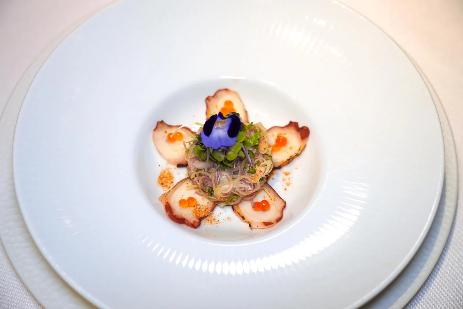 🥄 STARTERลาบปลาหมึกยักษ์Octopus tentacles with spicy herbs salad and toasted rice powderหนวดหมึกยักษ์หั่นเป็นชิ้นบาง ๆ วางมาคู่กันกับไข่ปลาแซลมอนและผงลาบ ตรงกลางคือยำสมุนไพร แนะนำให้ตักรับประทานทุกองค์ประกอบเพื่อสัมผัสถึงกลิ่นหอมของข้าวคั่ว (14/20)
