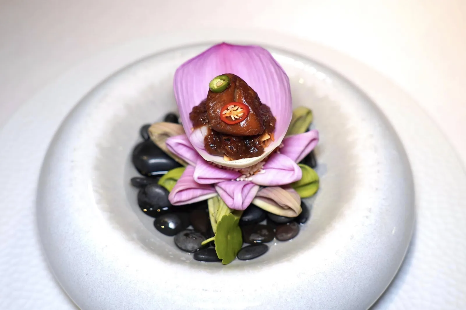🥄 STARTERเมี่ยงคำบัวหลวงฟัวกราส์Seared Foie Gras in Lotus Petal with Thai Herb Condiments and Tamarind Sauceเมี่ยวคำบัวหลวง ด้านในบรรจุฟัวกราส์ที่มีความครีมมี่หอมมัน ยังมีเครื่องเมี่ยง มะพร้าวคั่ว ถั่ว หอมแดง ขิง จากนั้นราดด้วยซอสมะขามและกะปิ ด้านบนท็อปด้วยพริกสดซอยช่วยเติมแต่งรสชาติจัดจ้านได้อย่างลงตัว (14/20)