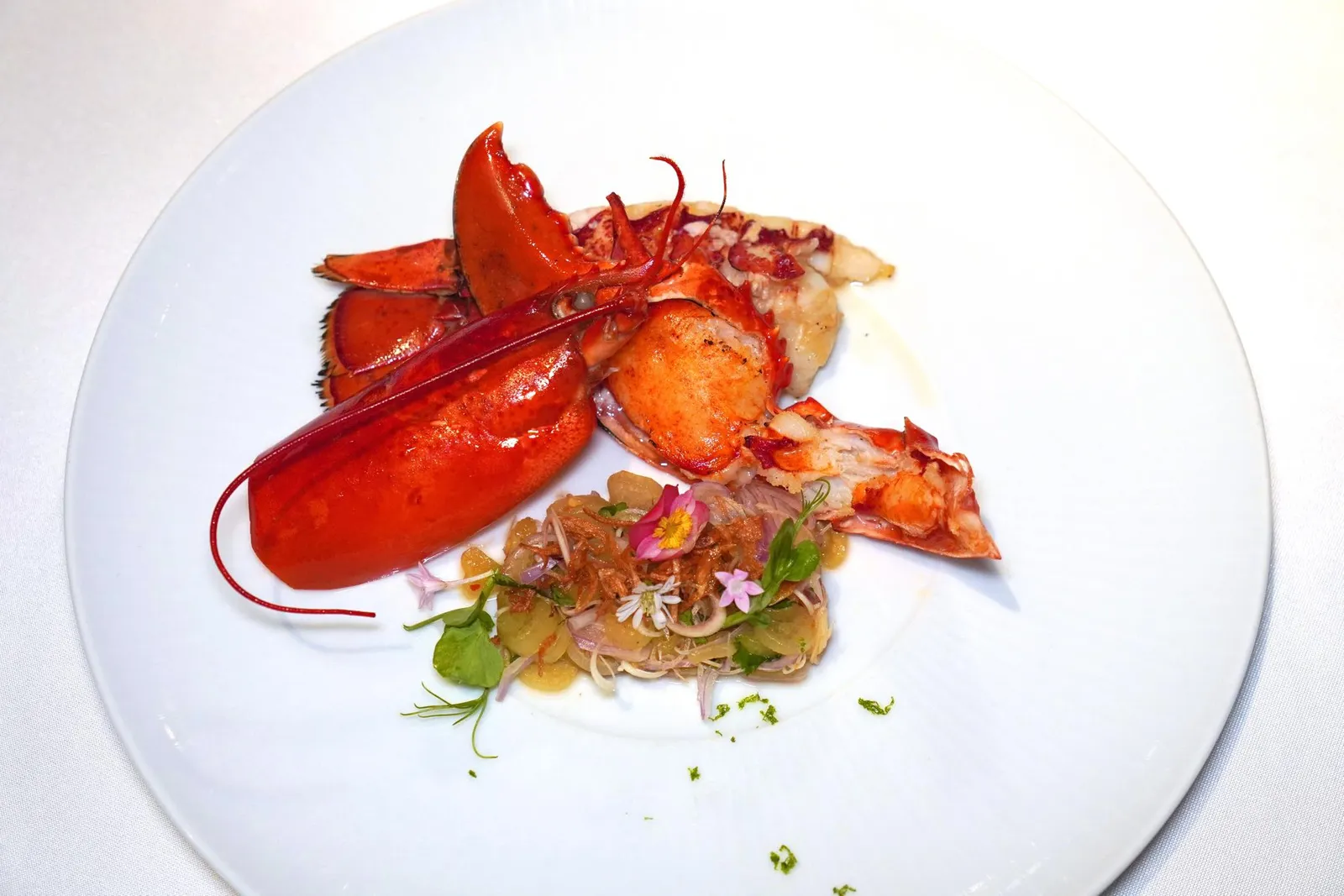 🥄 STARTERยำสายบัวล็อบสเตอร์Grilled Canadian Lobster with lotus stem Saladกุ้งแคนาเดียนล็อบสเตอร์เป็น ๆ ย่างเสิร์ฟมากับน้ำปลาหวาน ยังมียำสายบัวกรอบ ๆ ให้รสชาติเปรี้ยว หวาน เค็ม เผ็ดครบรส (14/20)
