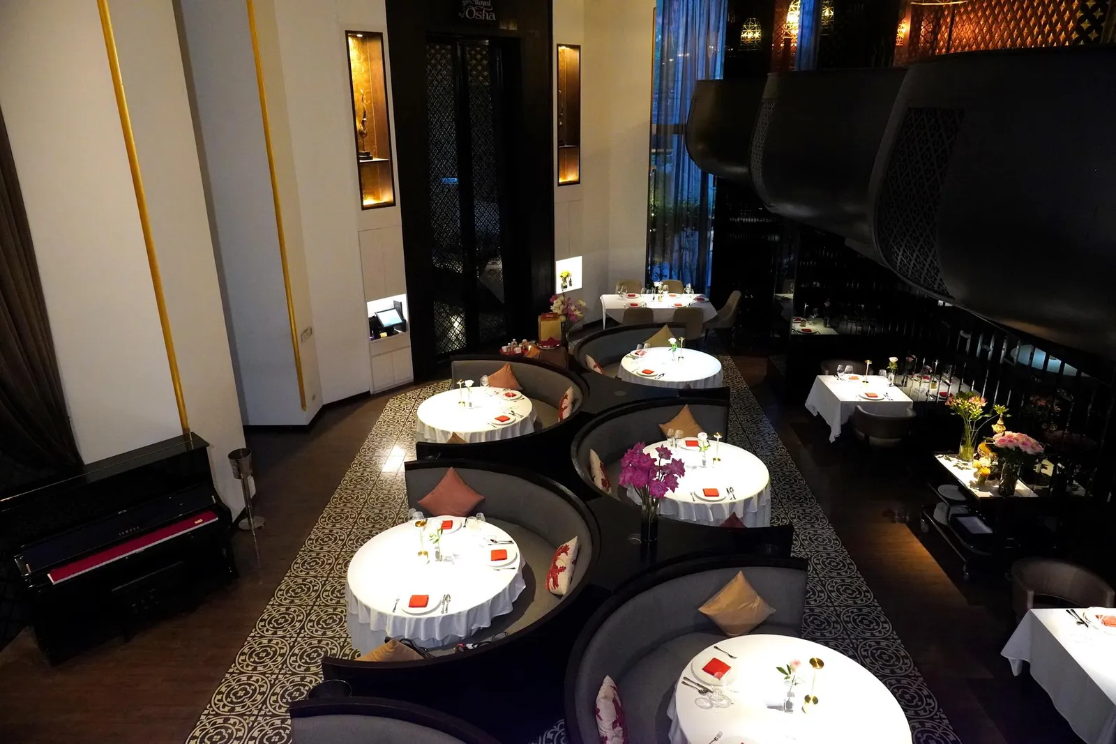 Royal Osha เป็นร้านอาหาร Fine Dining ที่ตั้งอยู่บนถนนวิทยุมีชื่อเสียงในด้านการนำเสนออาหารไทยแท้ในรูปแบบร่วมสมัยโดยยังคงไว้ซึ่งรสชาติและเอกลักษณ์ของอาหารไทยดั้งเดิม