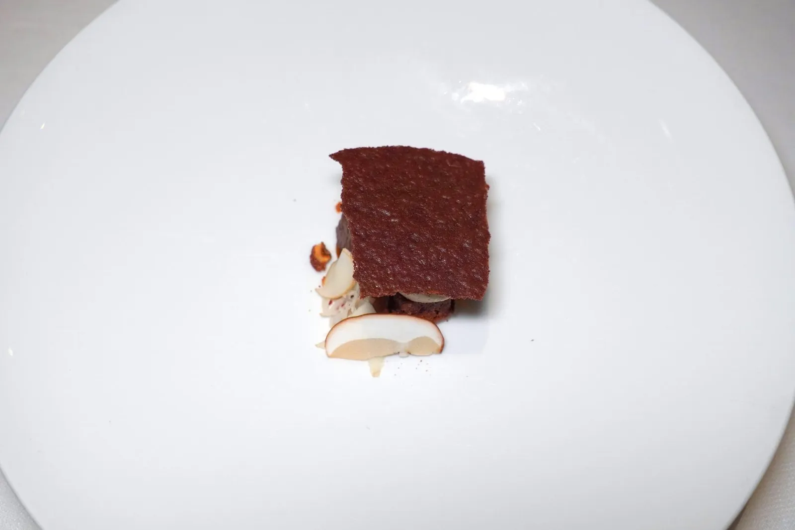 CARAMEL, MUSHROOMS AND TRUFFLEของหวานจานหลักที่เตรียมออกมาได้อย่างสร้างสรรค์คือการผสมผสานรสชาติของเห็ดพอร์ชินี เห็ดทรัฟเฟิล และคาราเมลเข้าไว้ด้วยกันได้อย่างลงตัว (18/20)
