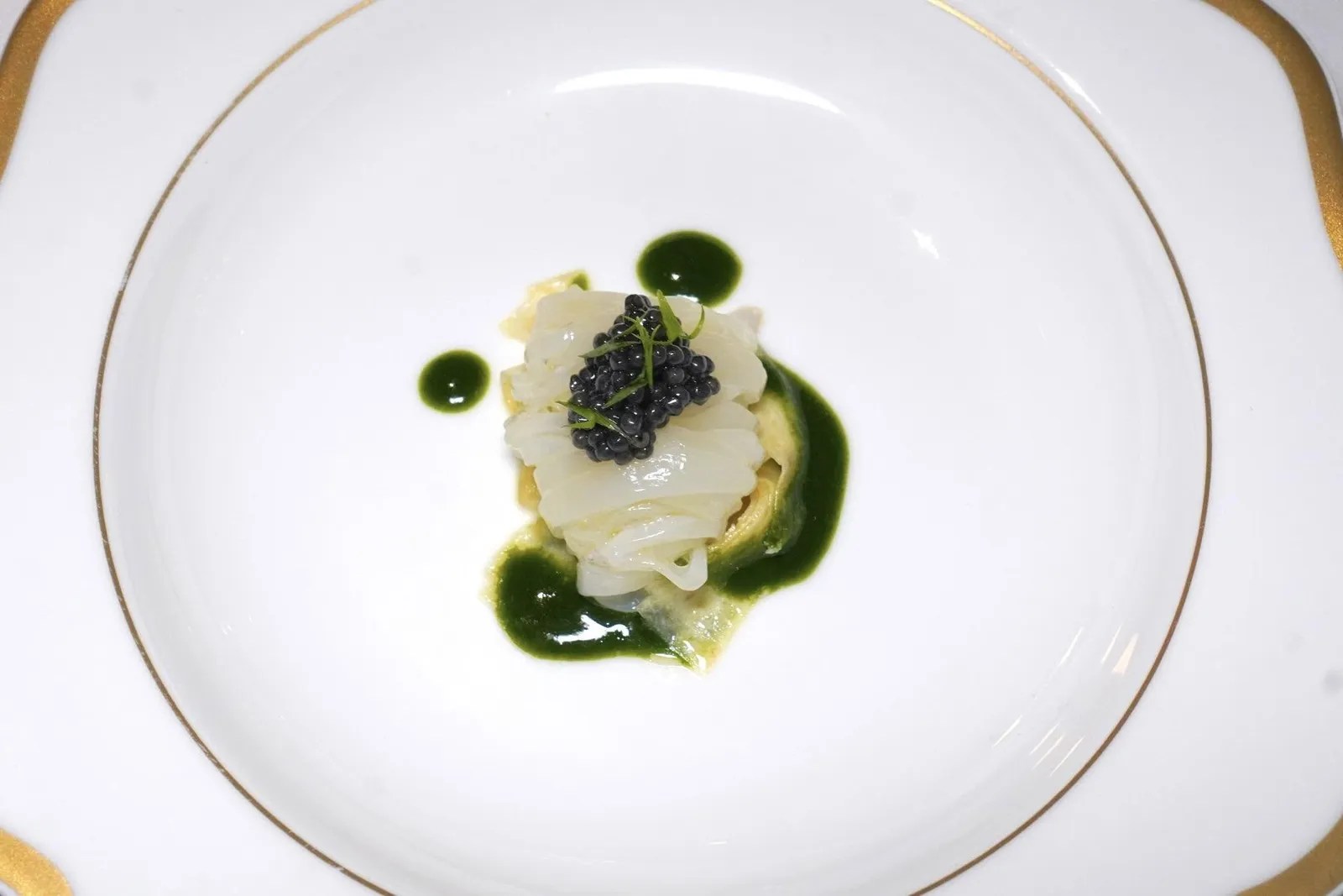 A BLEND OF TASTES AND TEXTUREของว่างเรียกน้ำย่อยชุดถัดมาเริ่มต้นด้วย Cuttlefish Tagliatella หรือเส้น Tagliatella ที่เตรียมมาจากเนื้อหมึกกระดองแล่เป็นเส้นยาว ๆ เชฟผสมผสานรสชาติของอาร์ติโชคและความเค็มของไข่ปลาแฮร์ริงลงไปด้วย (17/20)