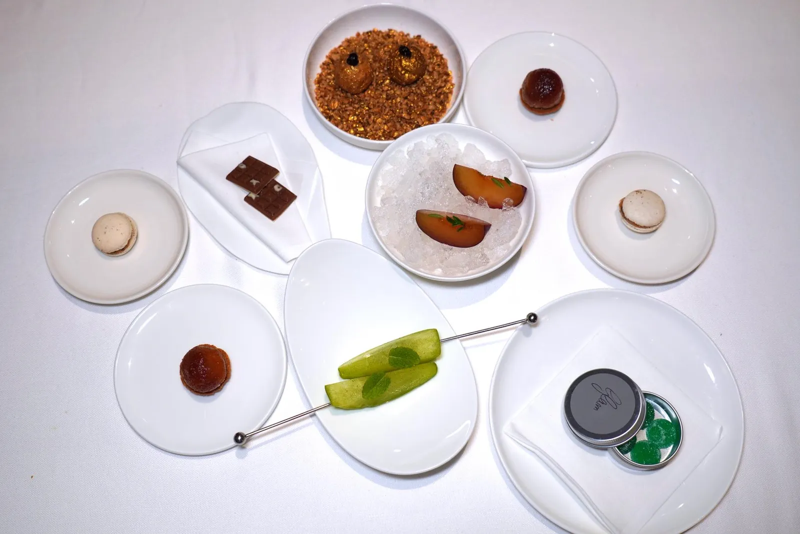 MIGNARDISESปิดท้ายด้วยของหวานจิ๋วมากมายอย่างเช่น Macaron with Peanut Butter & Caper, Tarte Tatin, Little Tiramisu, Chocolate, Plum and Thyme, Apple with Vanilla และ Glam Box of Mint Jelly & Poppling Candy