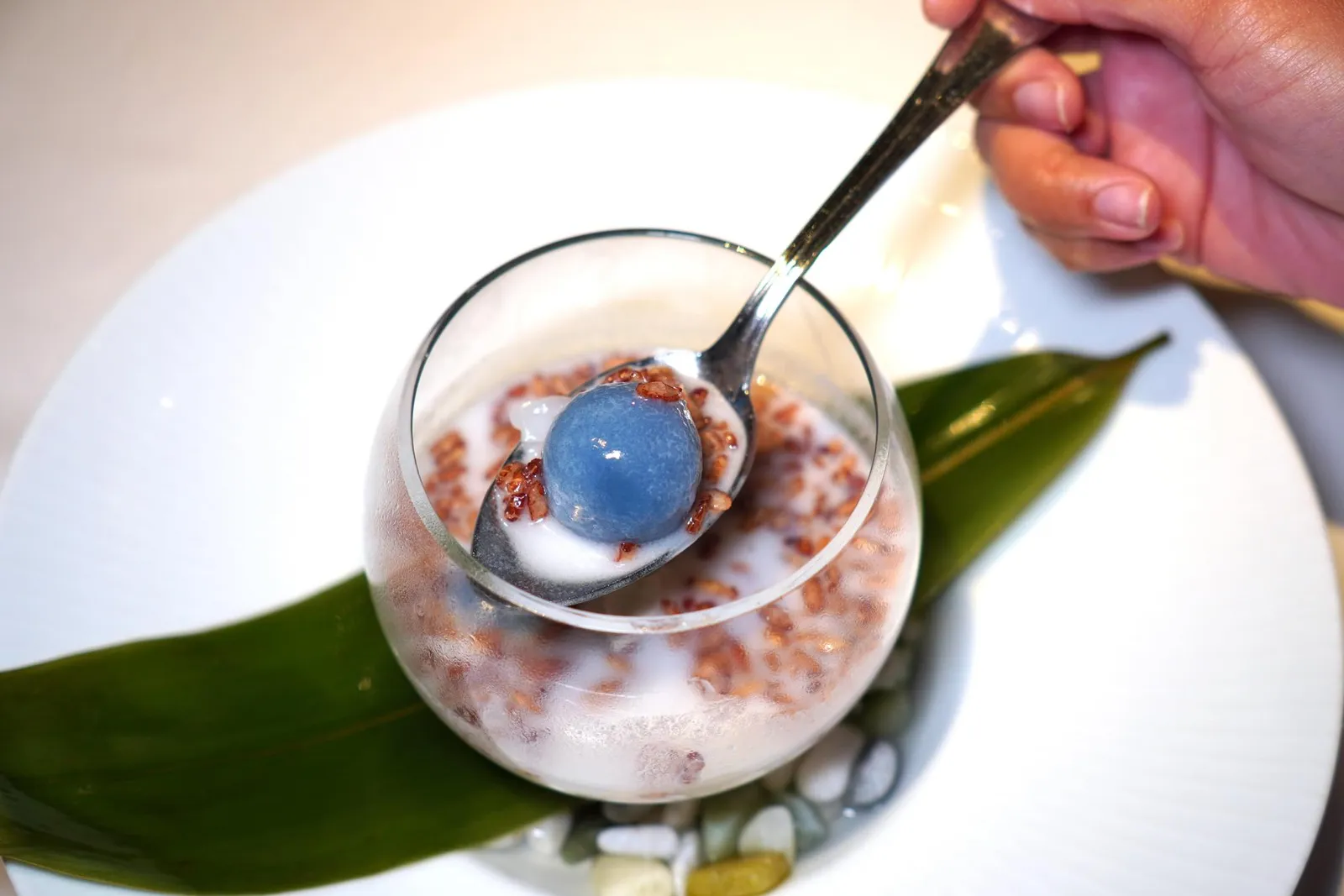 🥄 DESSERTขนมโคน้ำกะทิ (450++)Sticky Rice Ball Stuffed with Caramelised Coconut in Aromatic Coconut Milkขนมโคยัดไว้ด้วยมะพร้าวทึนทึกคั่วและเนื้อมะพร้าว ด้านนอกห่อด้วยแป้งนุ่มหนึบ ด้านบนท็อปด้วยข้าวพองกรอบ ๆ จากนั้นพนักงานจะเทซอสกะทิลงไปอีกทีหนึ่ง (14/20)