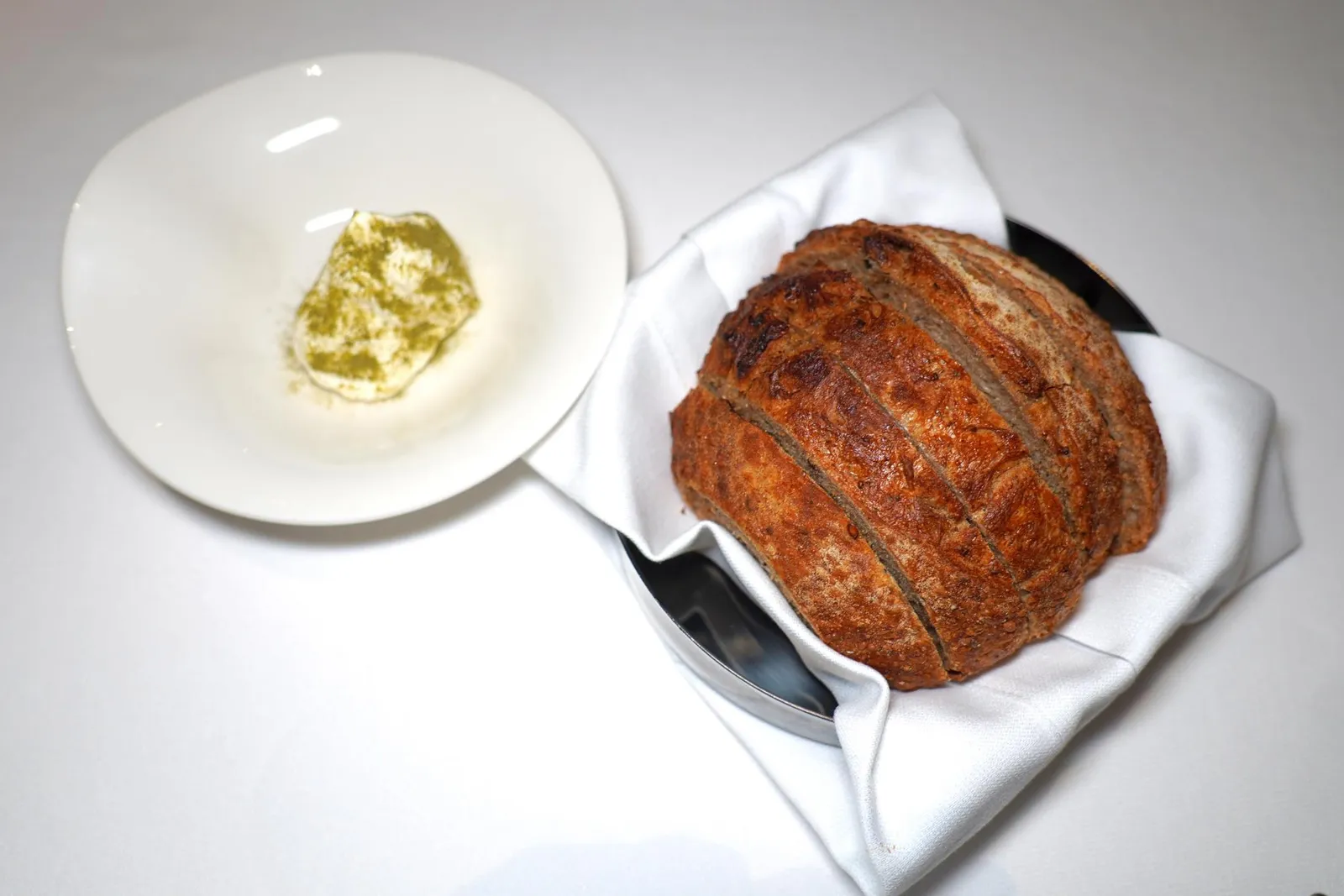 BREADนอกจากนี้ยังมีขนมปังโฮมเมดชิ้นโตจับคู่มากับเนยจากแถบเทือกเขา Dolomites