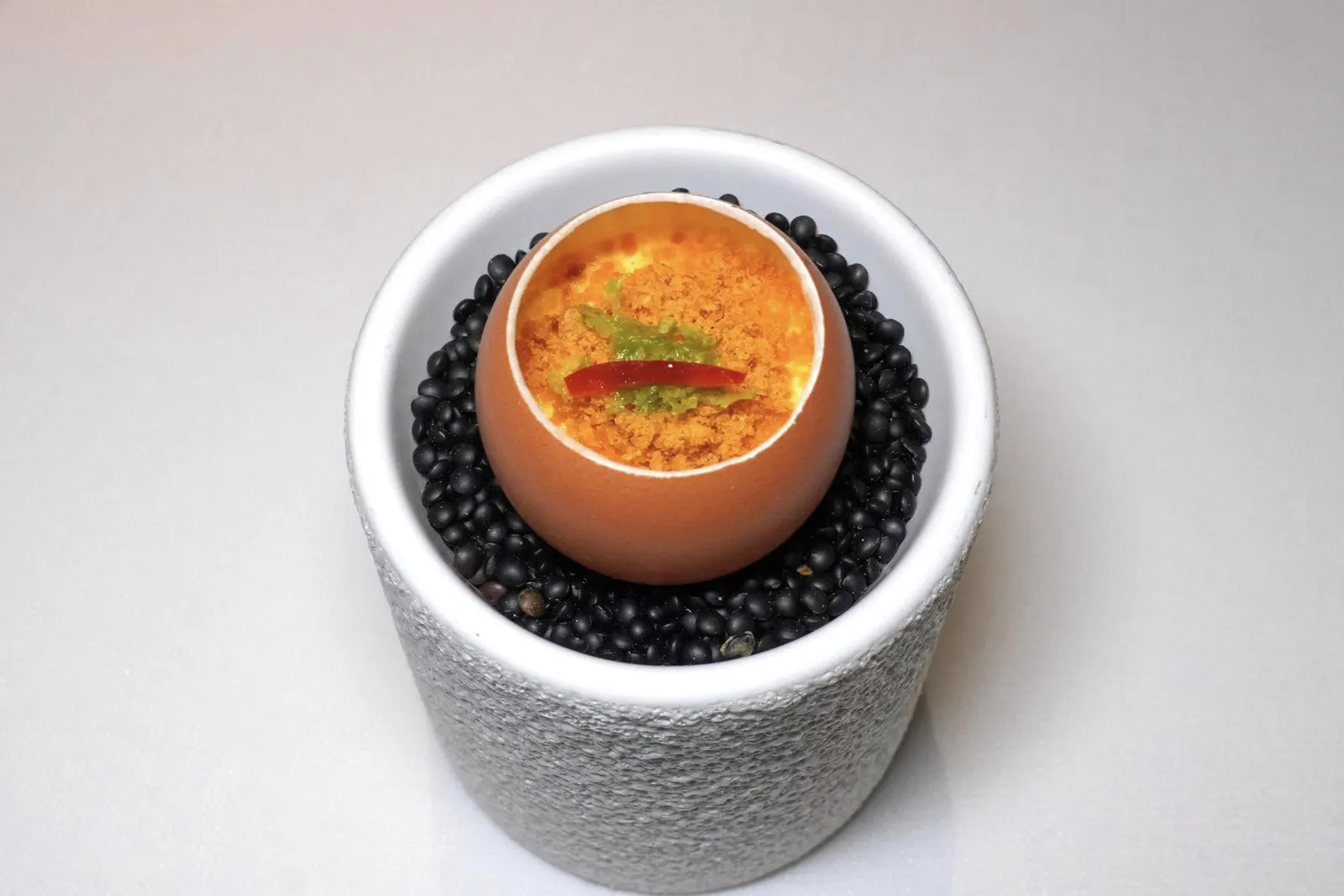 A BLEND OF TASTES AND TEXTUREของว่างเรียกน้ำย่อยชุดแรกเริ่มต้นด้วย Egg ที่มีรสชาติของไข่ผสมกันกับไข่ปลาแห้ง Bottarga เชฟปรุงรสด้วย Chili Pepper และมะนาว (17/20)