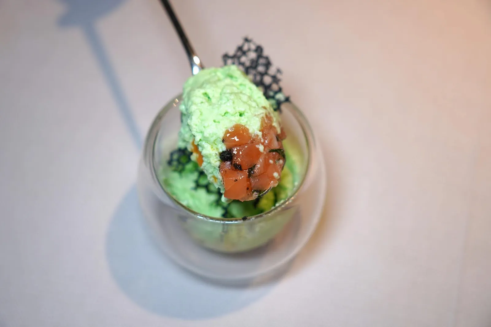 Flamed salmoncucumber • buttermilk • beach mustroom • ice piantในถ้วยข้าง ๆ กันคือ Tartare ปลสแซลมอนท็อปด้านบนด้วยไอศกรีมมะเขือเทศเหลือง (15/20)
