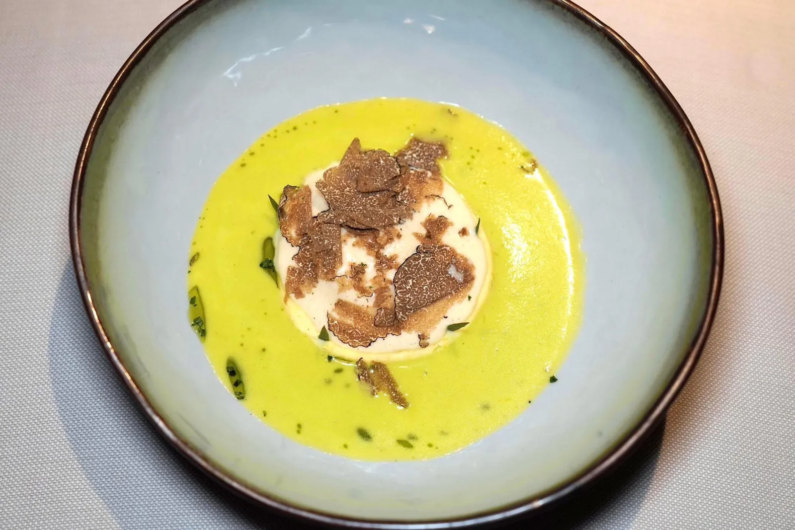 Mountain cheese raviolotruffle • butter foam • garden chivesราวิโอโล่ชิ้นโตสอดไส้ด้านในด้วย Mountain Cheese Fonduta หรือชีสภูเขาฟองดู เชฟจับคู่มากับโฟมเนย ด้านบนท็อปด้วยทรัฟเฟิลดำจากแคว้น Tuscary จากนั้นราดด้วยซอสต้นหอมสีเขียวมาเบรคความครีมมี่ของชีสได้อย่างลงตัว (18/20)