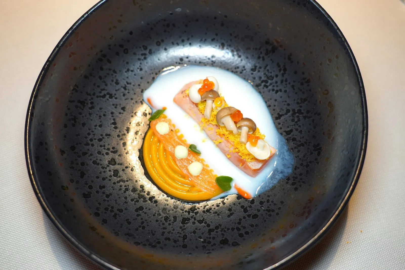 Flamed salmoncucumber • buttermilk • beach mustroom • ice piantข้าง ๆ กันคือครีมบีทรูทเหลืองและองค์ประกอบของมิโสะ จากนั้นจึงท็อปด้วย Espuma แตงกวาที่มีสีเขียว อย่างไรก็ตามทั้ง Espuma และแผ่น Tuile ยังให้เนื้อสัมผัสที่ไม่สมบูรณืแบบนั้นเมื่อเทียบกับระดับของตัวร้าน (15/20)