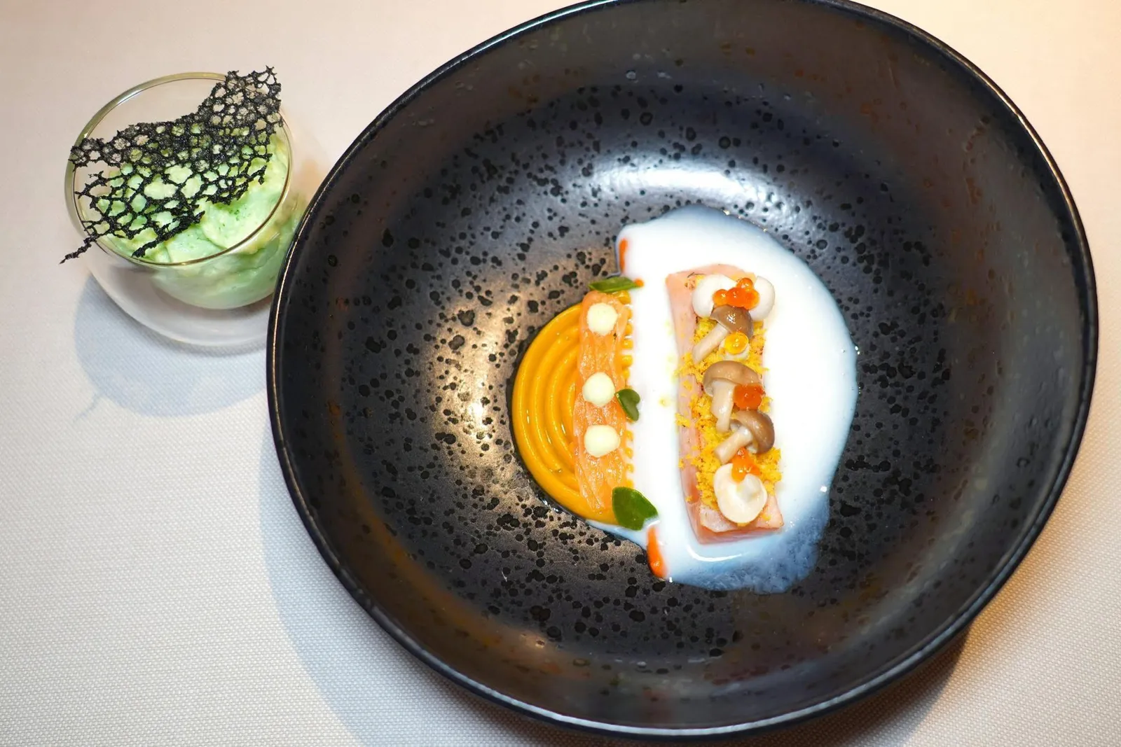 Flamed salmoncucumber • buttermilk • beach mustroom • ice piantปลาแซลมอนที่ผ่านไฟเพียงเบา ๆ เพื่อให้ผิวรอบนอกสุก เชฟจับคู่มากับไข่ปลาแซลมอน เห็ด และผงครัมเบิ้ลกรอบ ๆ ที่เตรียมมาจาก Curcuma หรือขมิ้น (15/20)