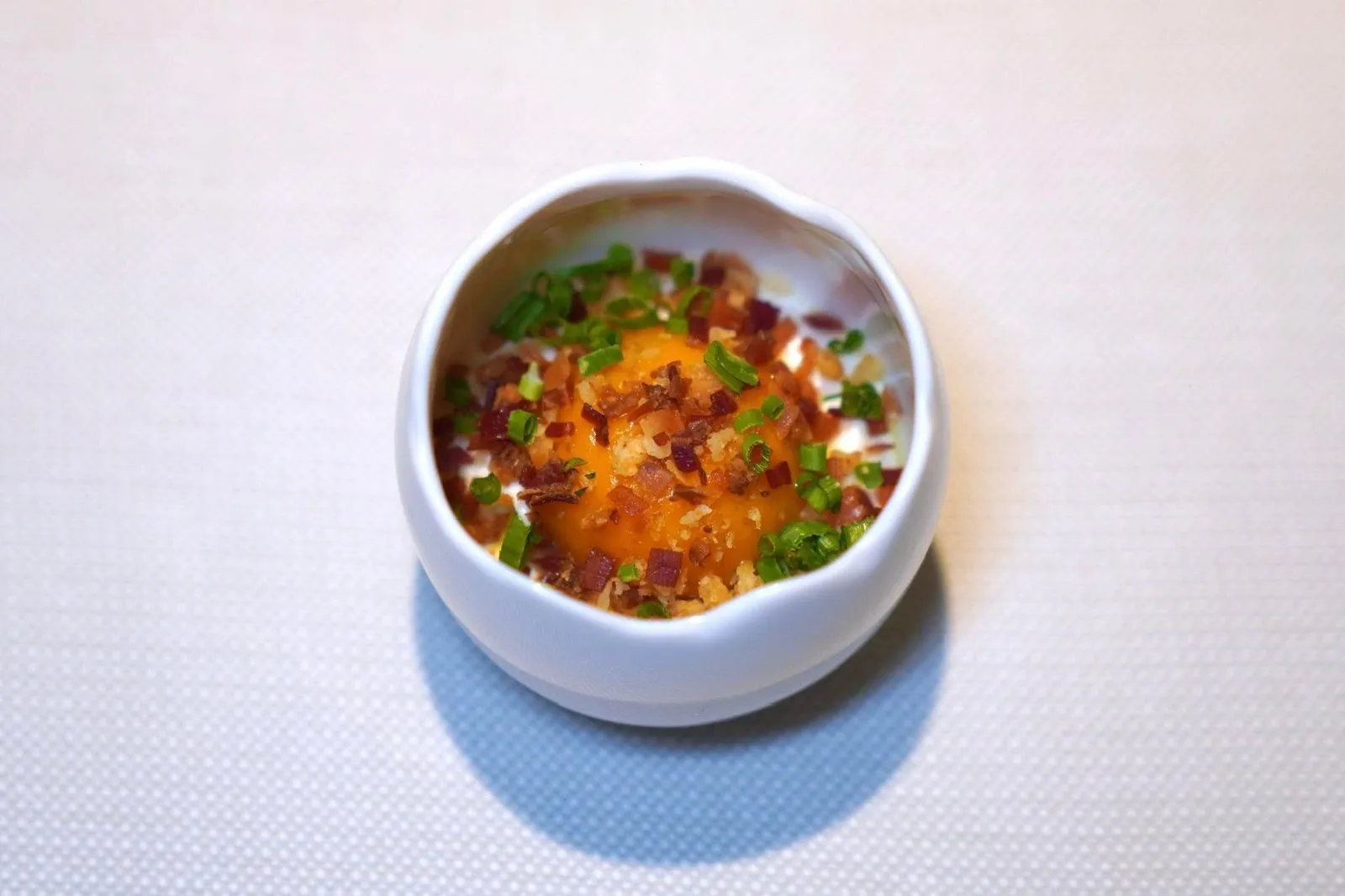 Culinary tourbeginningจากนั้นจบด้วย False Egg โดยด้านล่างเป็นครีมที่เตรียมมาจากแก่นตะวัน ถัดมาคือฟักทองให้รสหวานและแกงให้อโรมาหอม ๆ เฉพาะตัว จากนั้นท็อปด้วยสวีทเบรดครัมเบิ้ลและเบคอนกรอบ (16/20)
