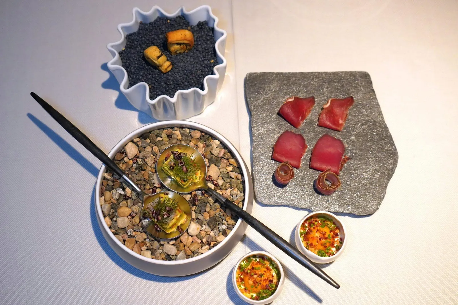 Culinary tourbeginningเริ่มต้นมื้ออาหารด้วยของว่างเรียกน้ำย่อยหลายอย่าง (16/20)
