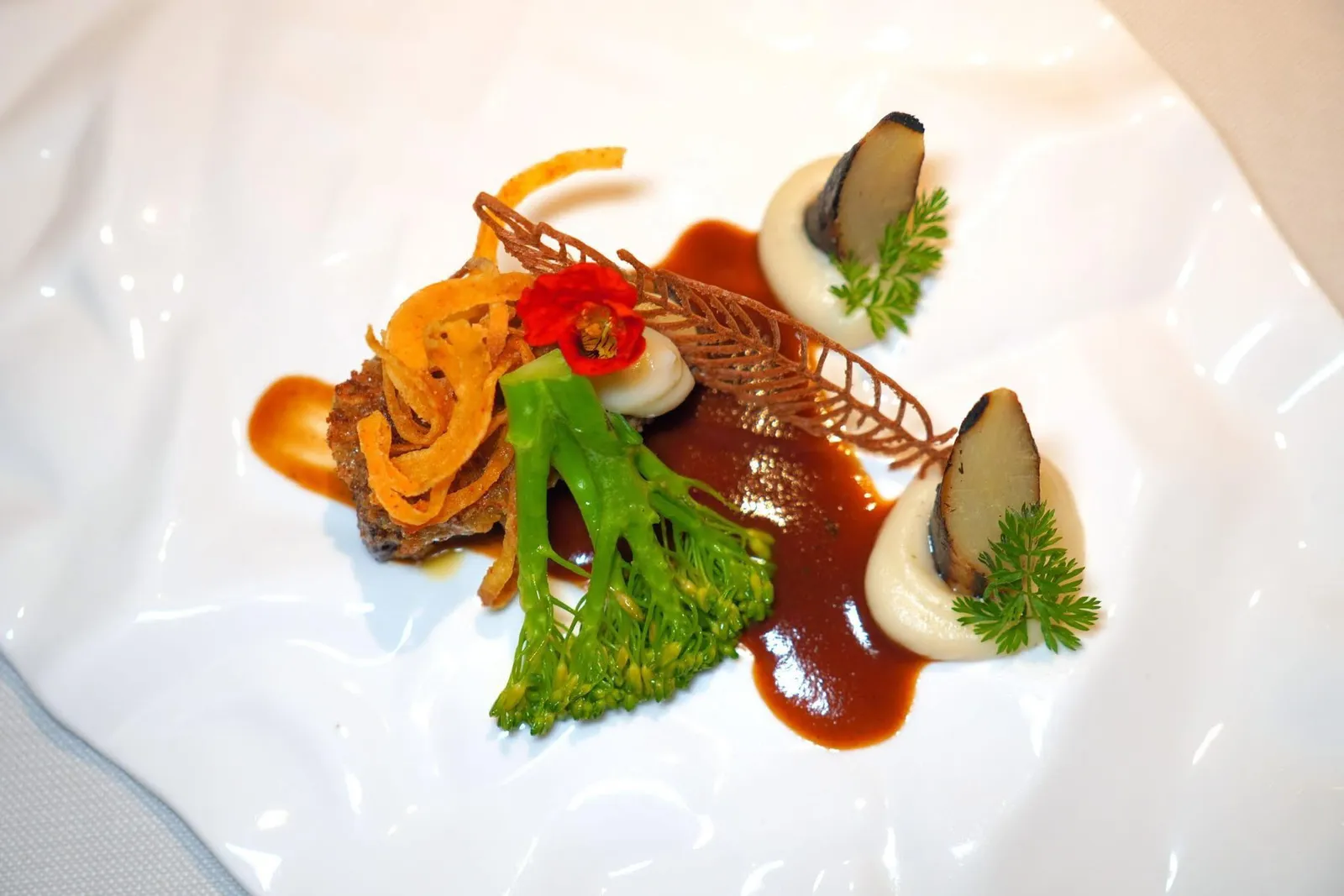 Milk calf cheekcharcoal • wild broccoli • black salsify • onion • carrot greenเนื้อส่วนแก้มของลูกวัวท็อปด้วยกับหัวหอมทอดกรอบ ๆ ข้าง ๆ กันคือ Black Salsify ในรูปแบบของครีมและชิ้น Black Salsify ย่างให้รสหวานและ Earthy Flavour ที่พอเหมาะ ยังมีชิ้นบล็อคโคลี่ป่าสร้างมิติทางเนื้อสัมผัสที่ดี (16/20)