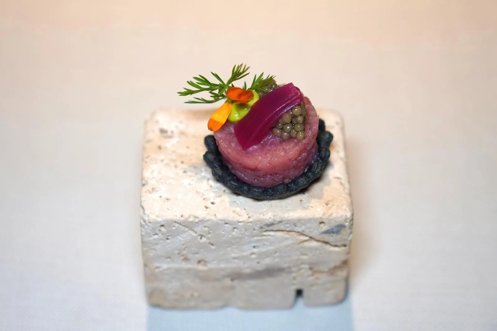 Milk calf cheekcharcoal • wild broccoli • black salsify • onion • carrot greenอีกชิ้นคือสำหรับผู้ที่เลือกแก้มลูกวัวคือทาร์ตผงถ่านที่บรรจุ Tartare เนื้อลูกวัว หัวหอมแดง ครีมสมุนไพร และคาเวียร์ (16/20)