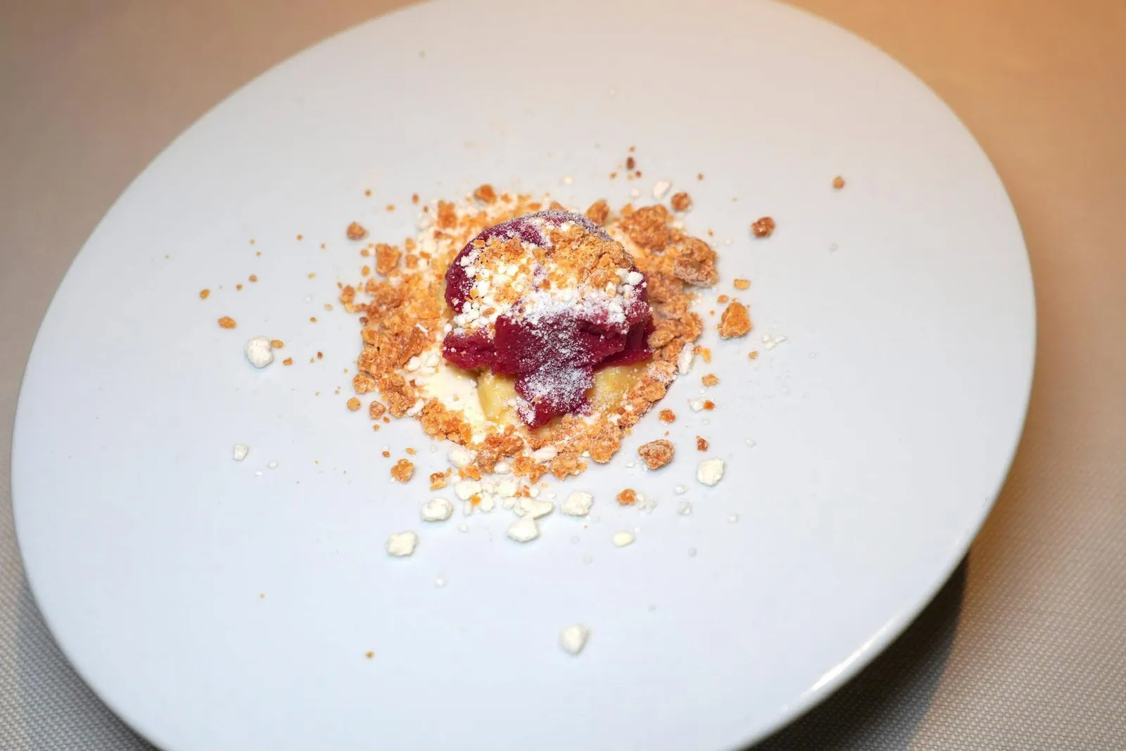 ”Einhorn“ buckwheat cakecranberries • South Tyrolean mountain honey • almond chocolateปิดท้ายด้วย Buckwheat Cake นำเสนอมาในรูปแบบที่แตกต่างจากเดิม ความเปรั้ยวหวานของแครนเบอร์รี่เข้ากันได้ดีกัวความหวานละมุนของน้ำผึ้งภูเขา (16/20)