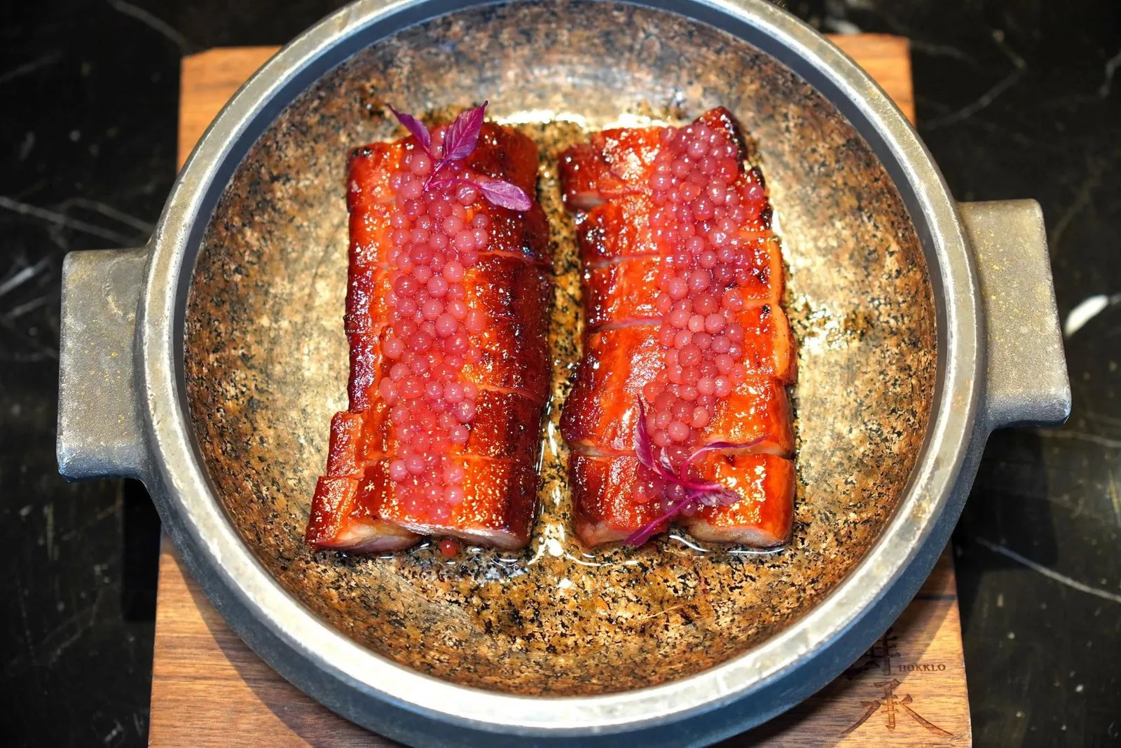 荔枝木蜜制叉烧 (138 CNY+)Lychee Wood Roasted BBQ Pork, Maple Syrupอีกหนึ่งเมนูเด็ดประจำร้านคือหมูแดงบาร์บีคิวสไตล์กวางตุ้งย่างมาสุกกำลังดี จากนั้นราดด้วยไซรัปเมเปิ้ล ด้านบนท็อปด้วยสาคู (西米) ช่วยเพิ่มเนื้อสัมผัสที่นุ่มหนึบ (15/20)